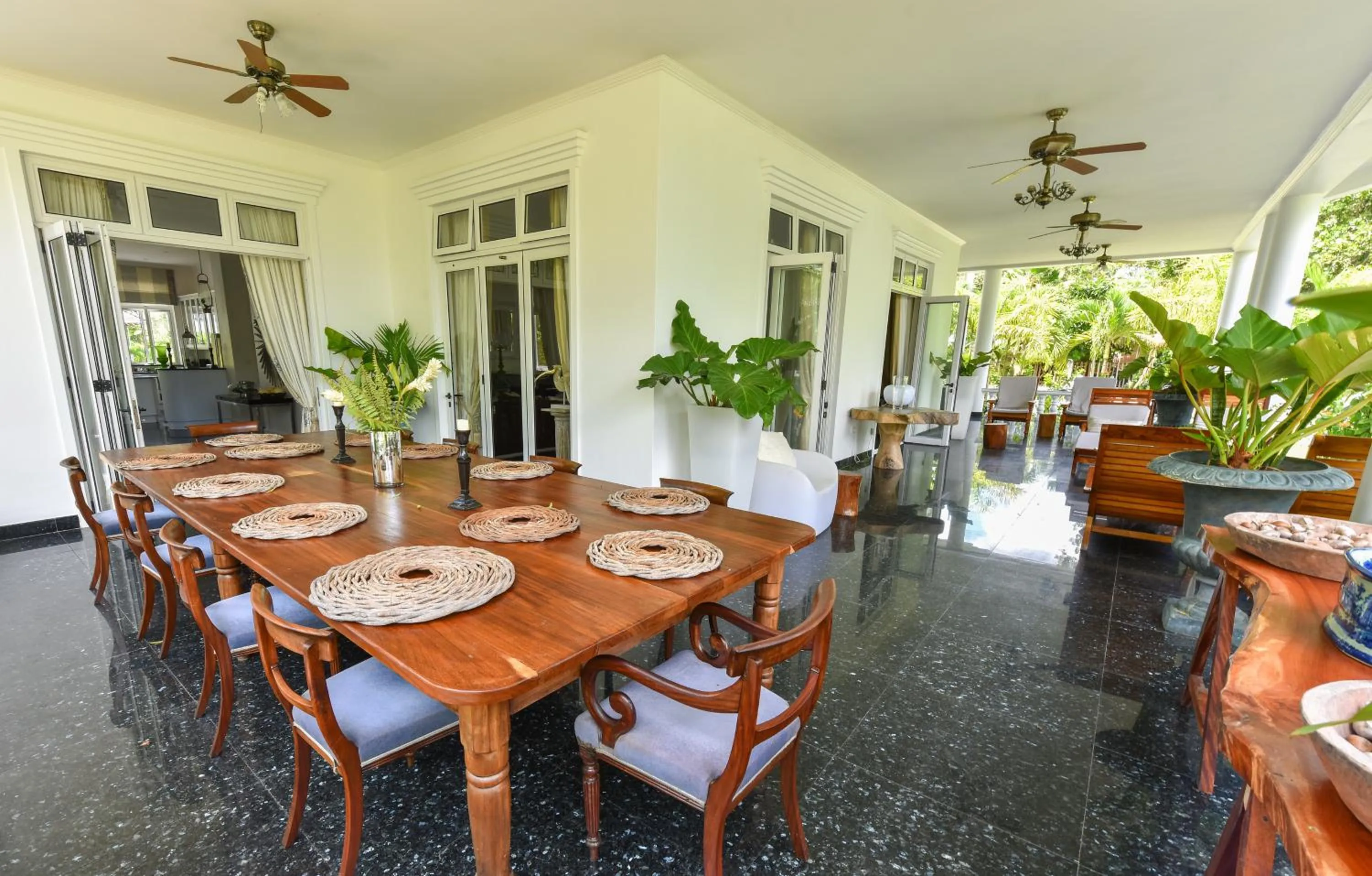 Restaurant/places to eat in Chateau Elysium