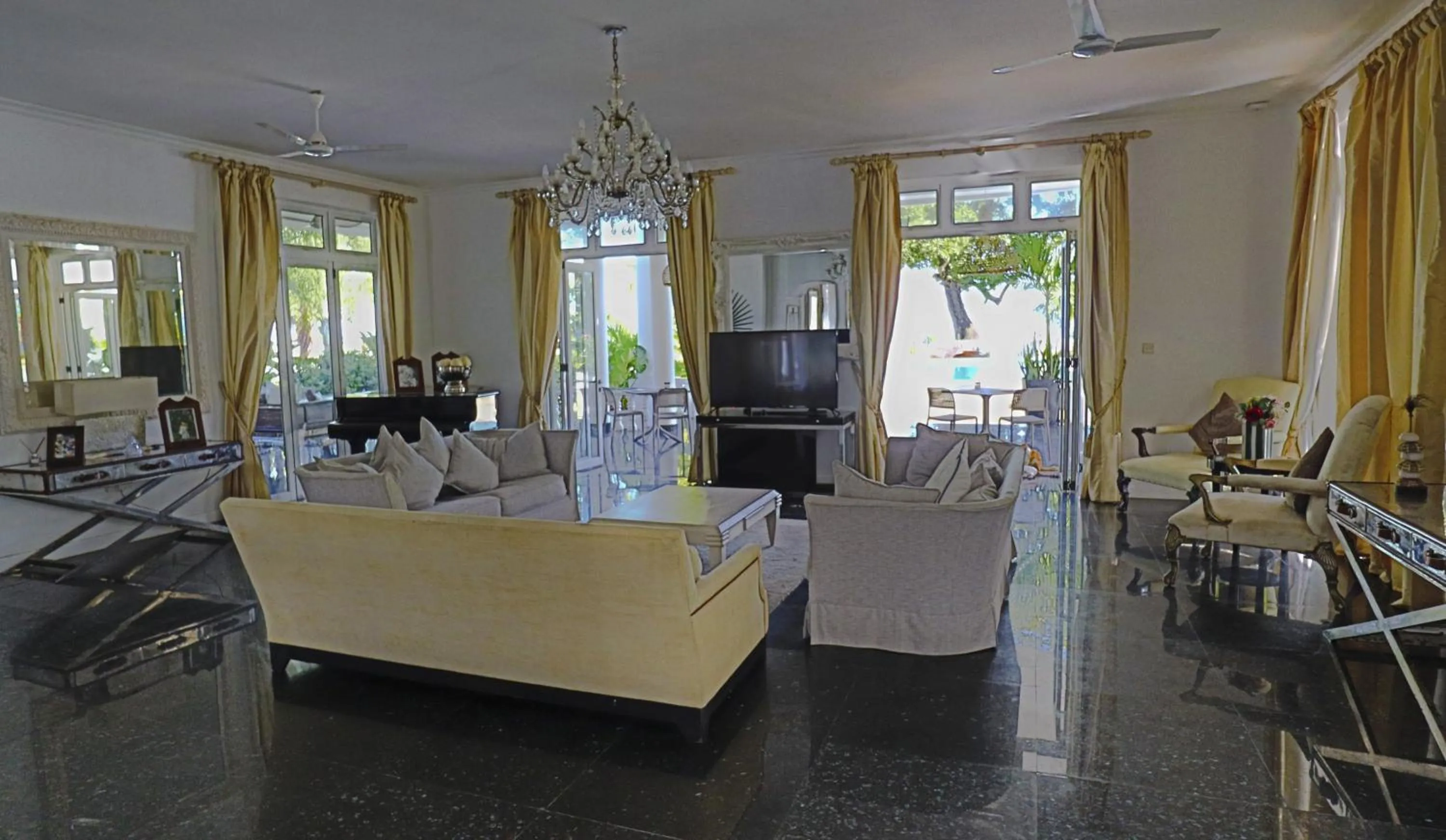 Restaurant/places to eat in Chateau Elysium