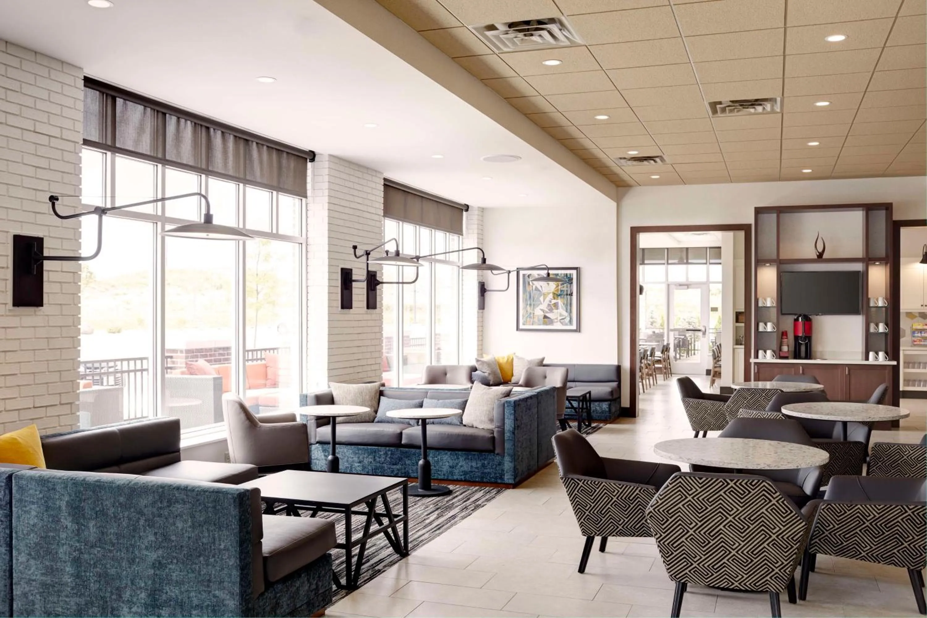 Lounge or bar in Hyatt Place Madison/Verona