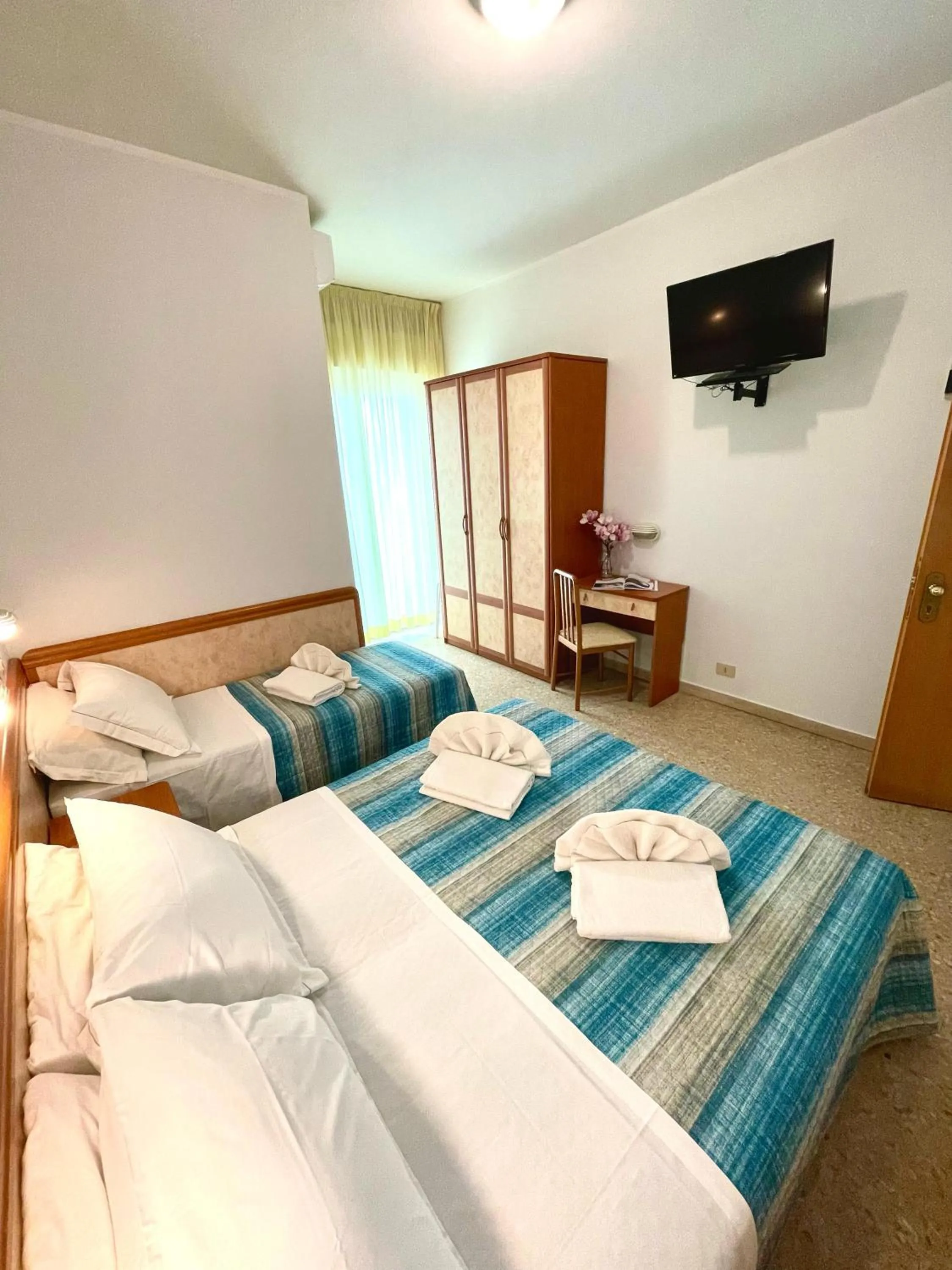 Bedroom, Bed in Hotel Crystal NUOVA GESTIONE 2025