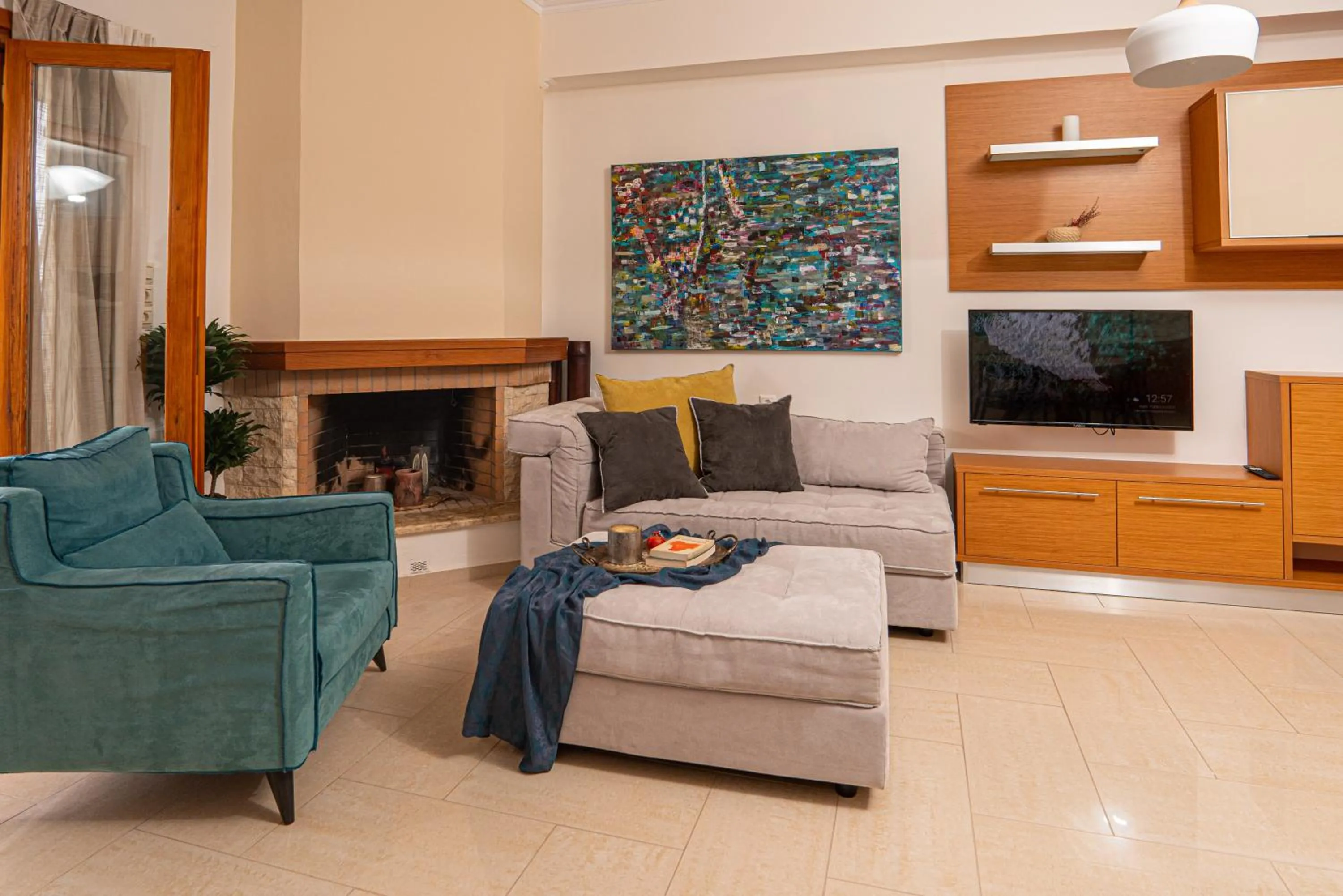 Seating area in Contemporary 2 bedroom apt 5 min walk from Kissamos center