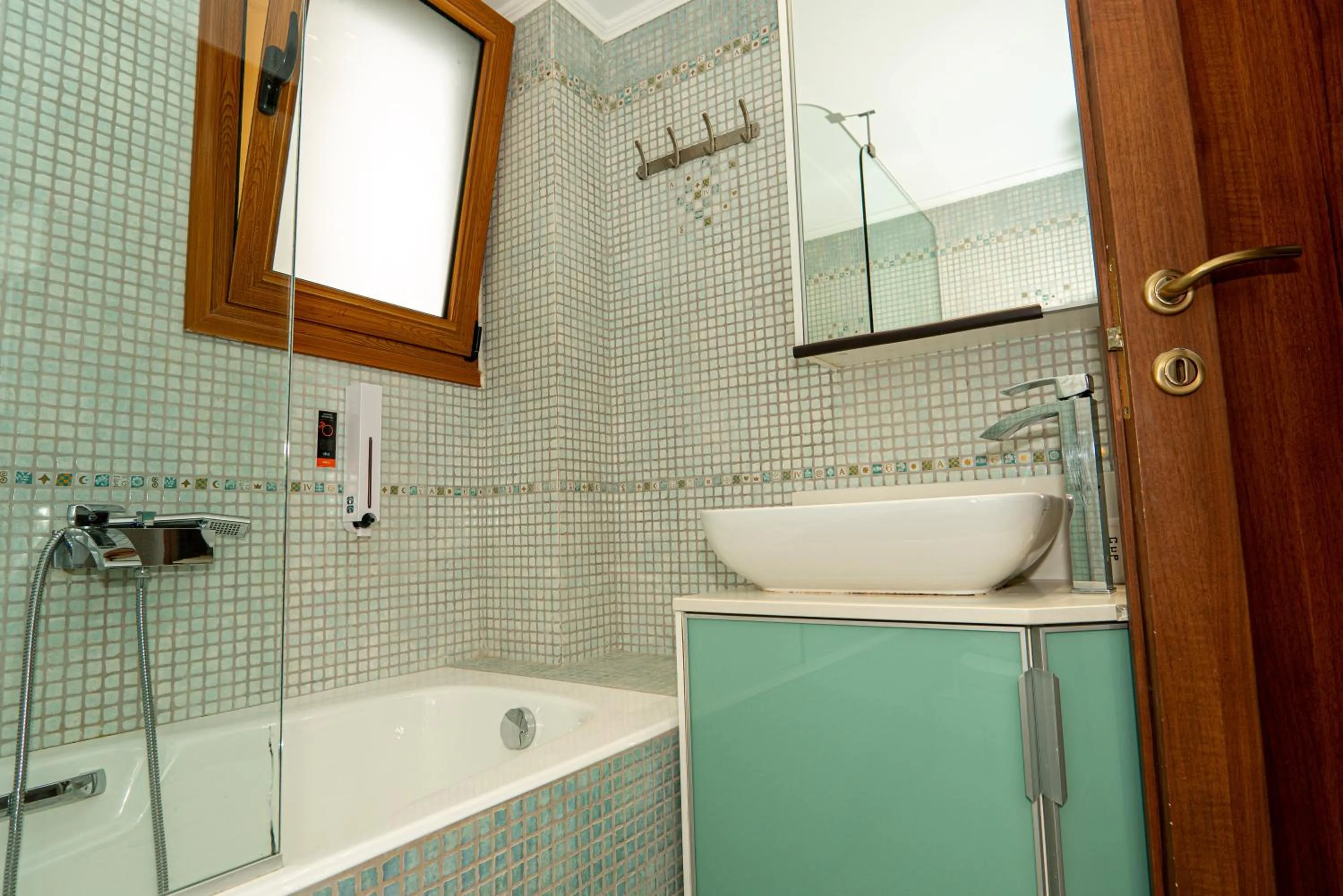 Bathroom in Contemporary 2 bedroom apt 5 min walk from Kissamos center