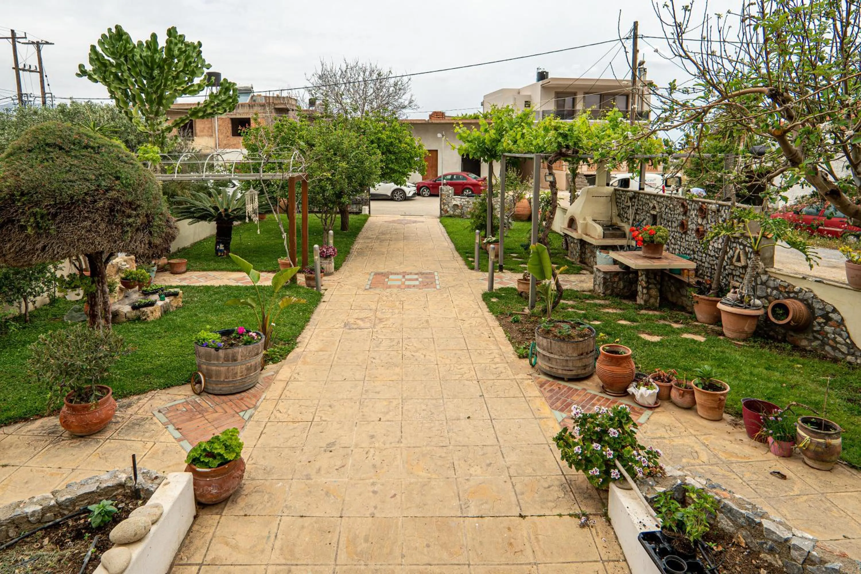 Garden in Contemporary 2 bedroom apt 5 min walk from Kissamos center