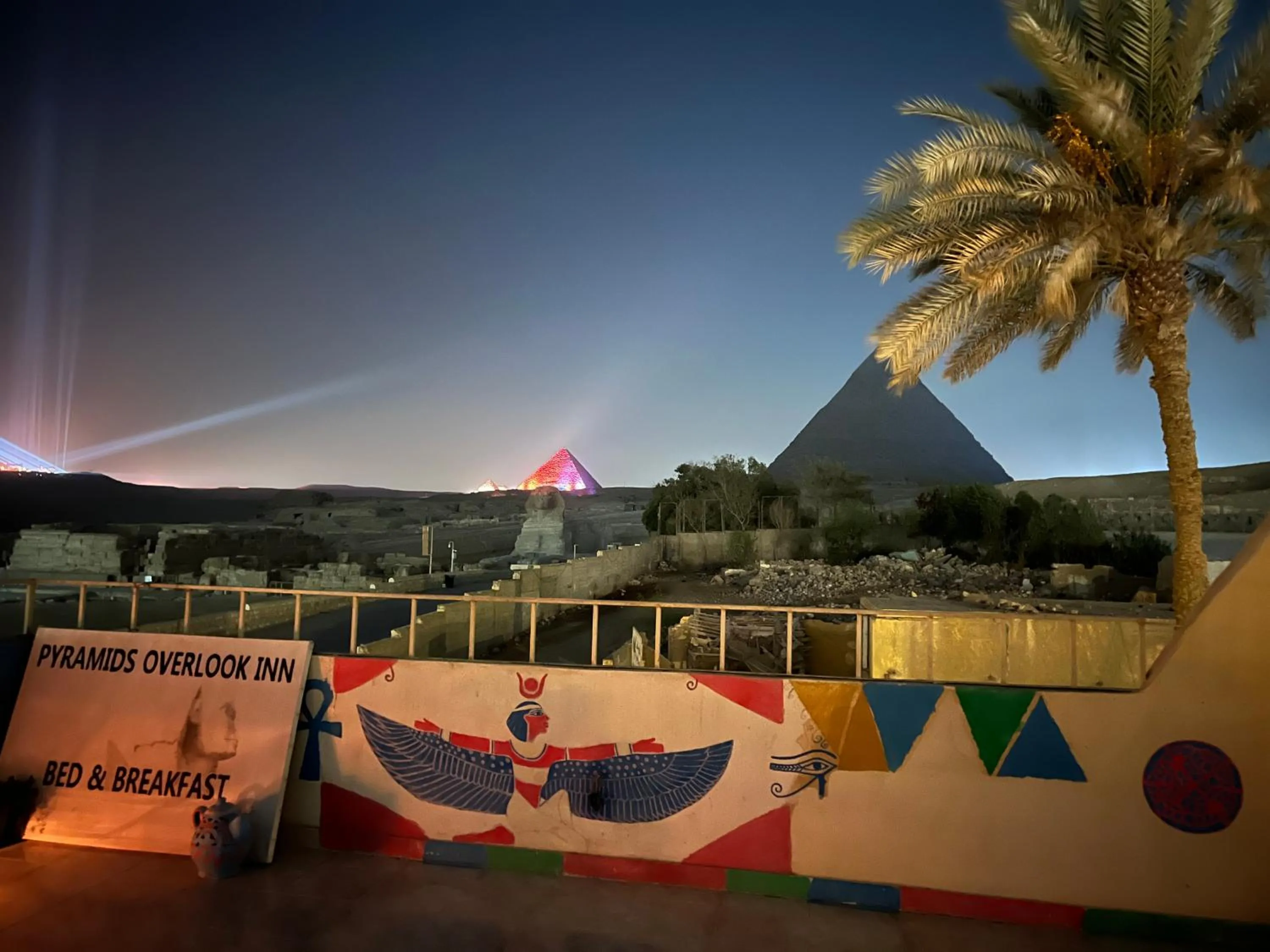 Pyramids Overlook Inn