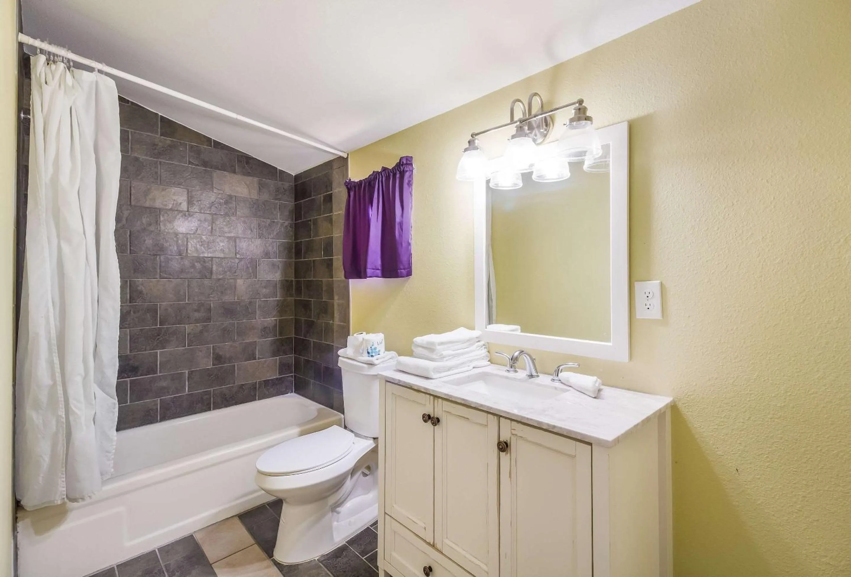 Bedroom in Rodeway Inn Casper