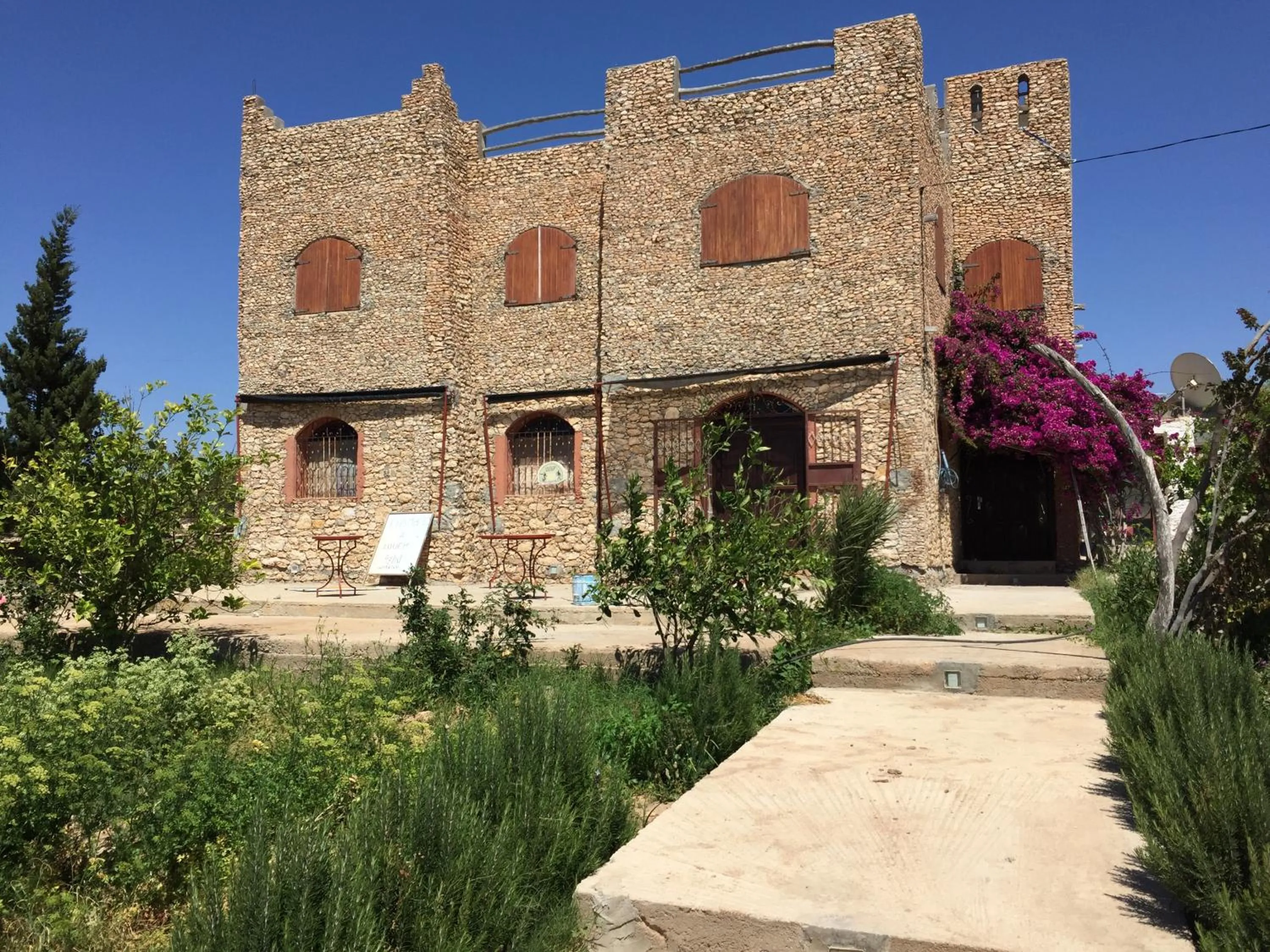 Facade/entrance in Aziki
