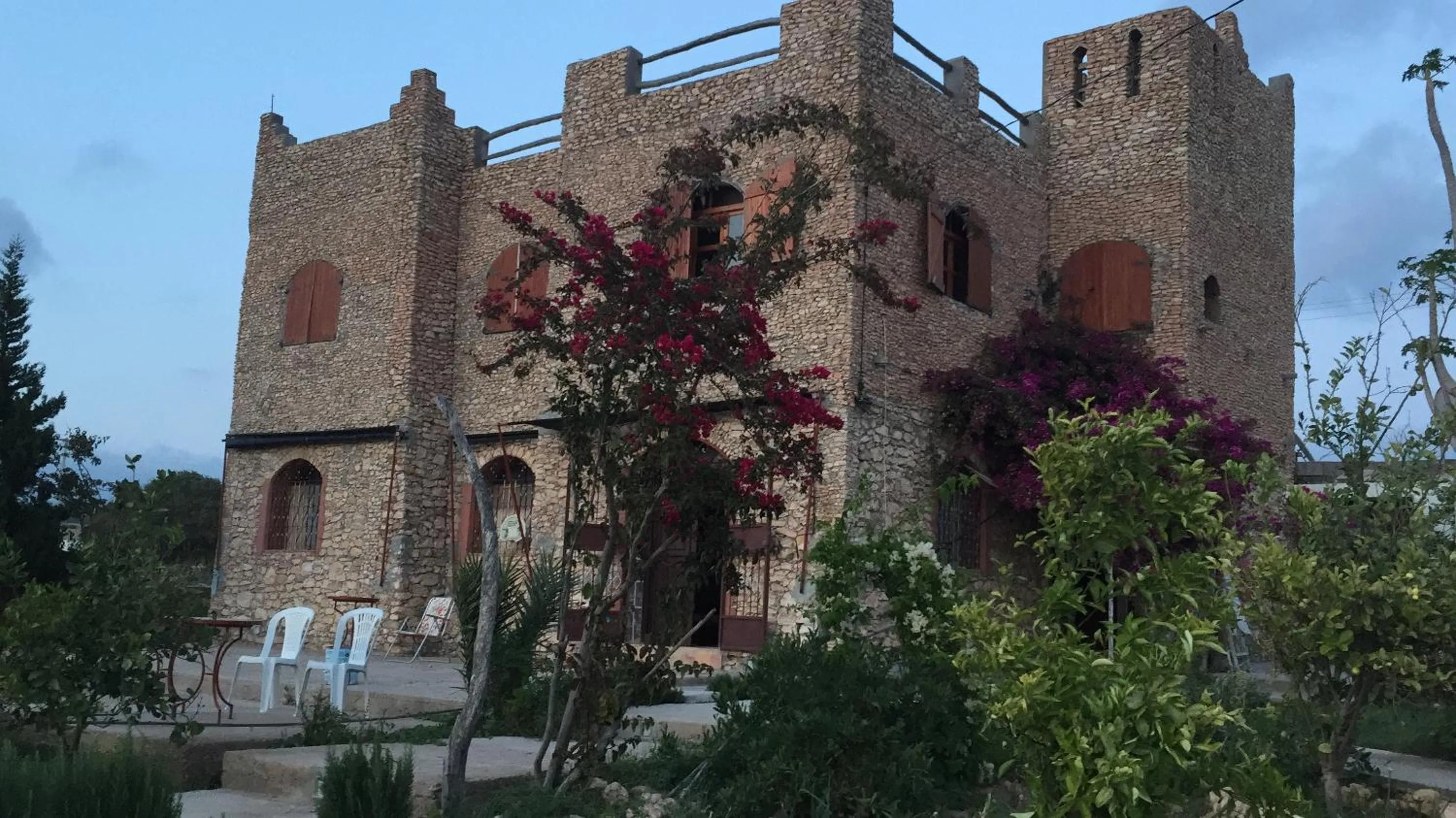 Facade/entrance in Aziki