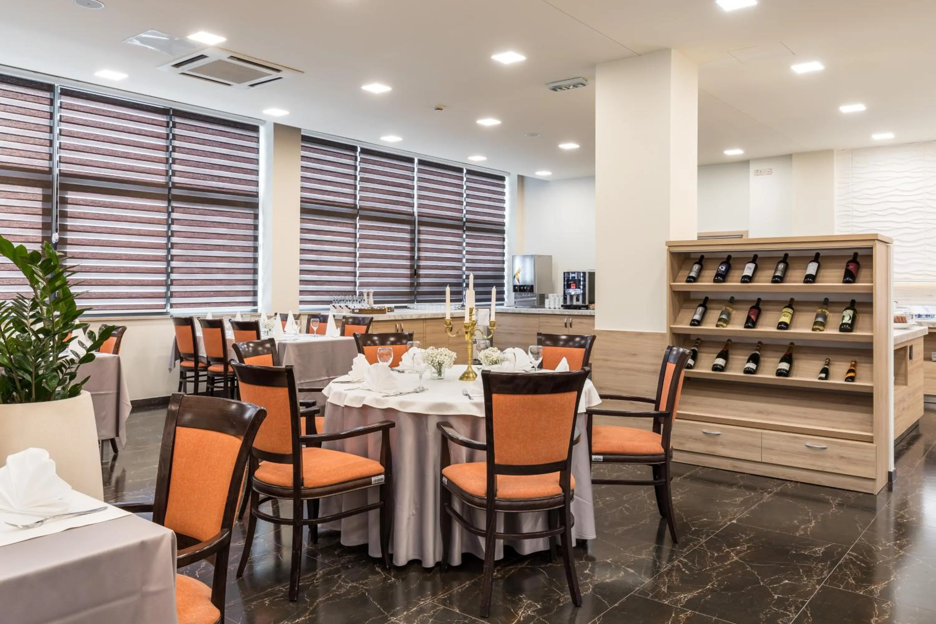 Restaurant/places to eat in Hotel Mondo