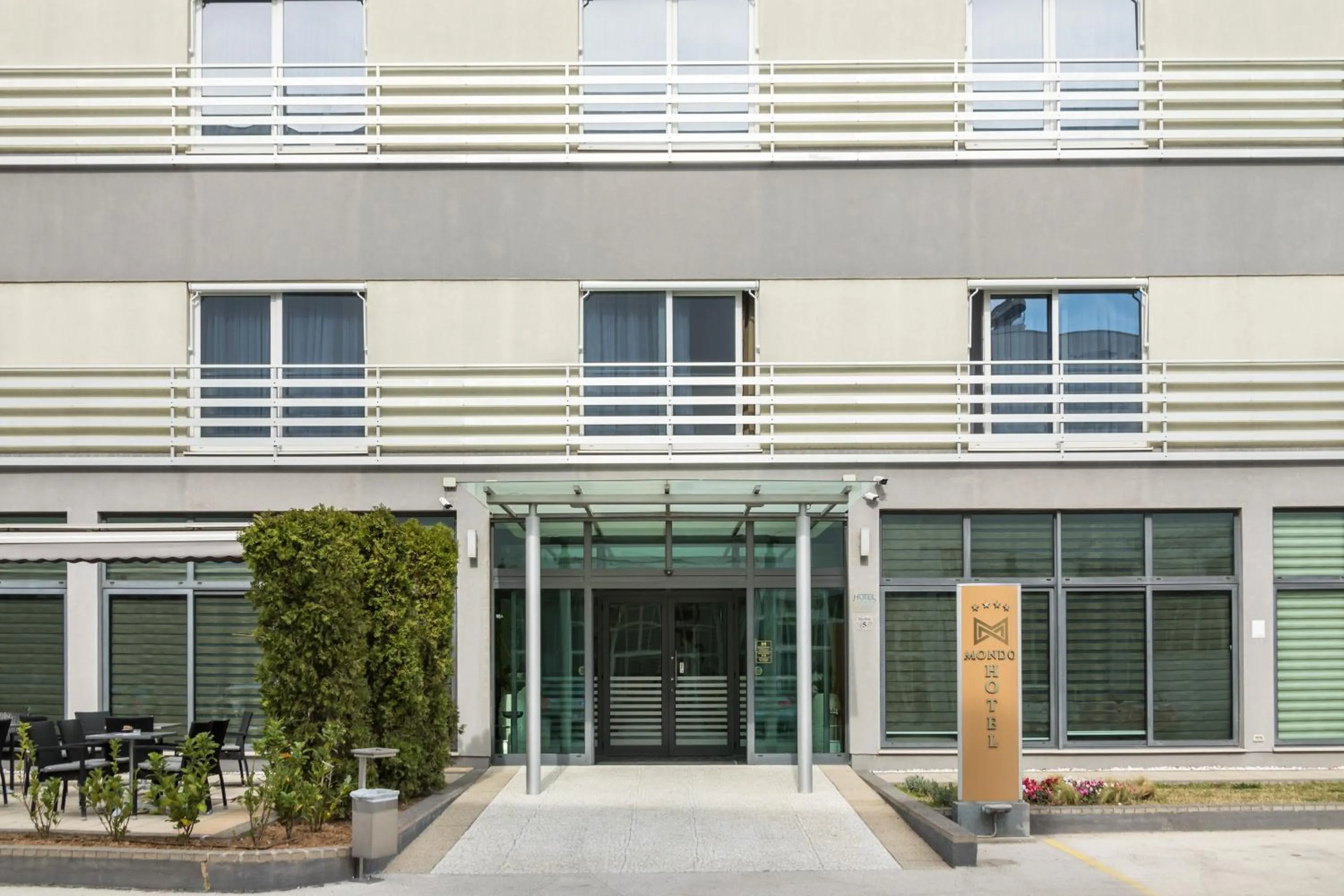 Facade/entrance in Hotel Mondo