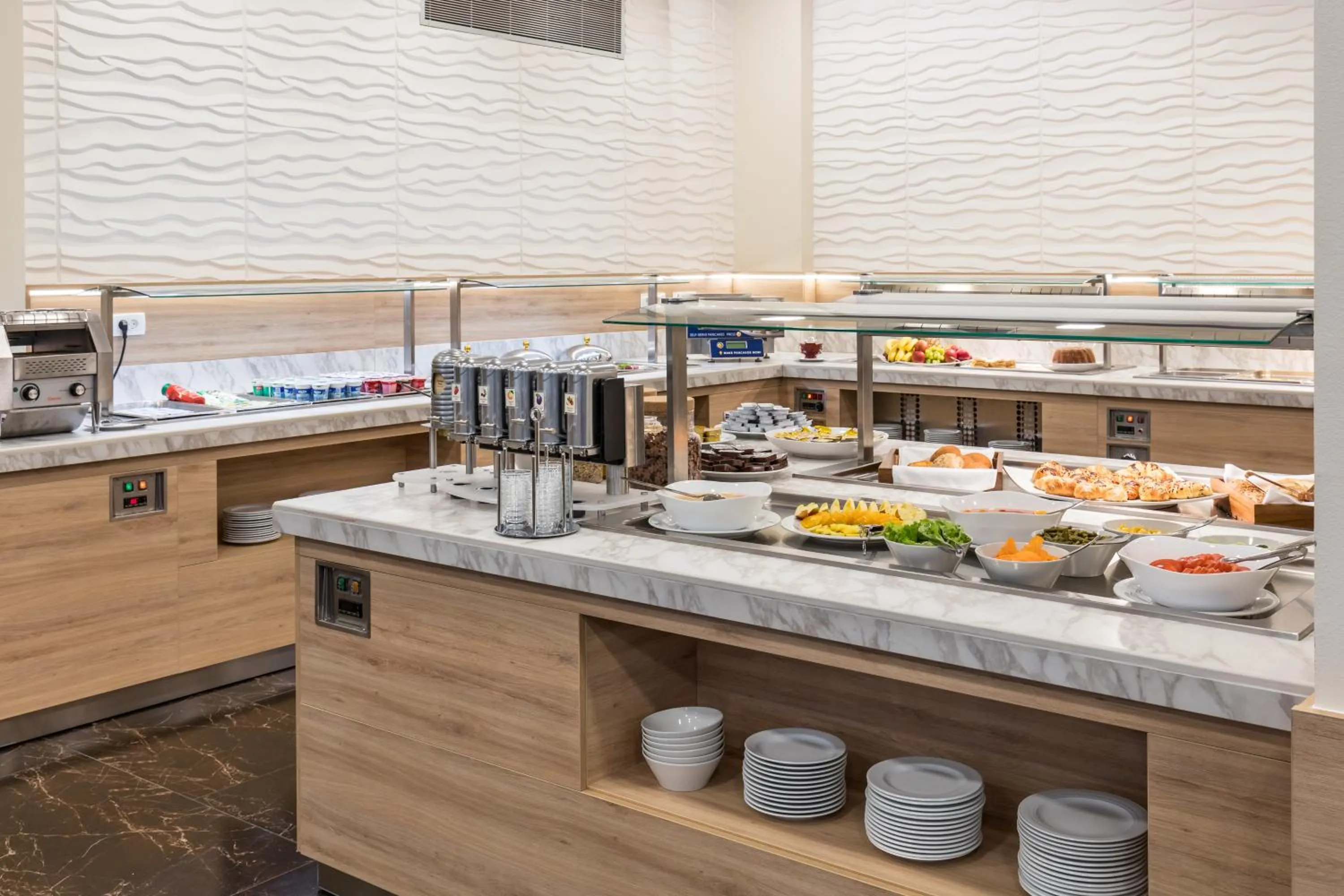 Restaurant/places to eat in Hotel Mondo