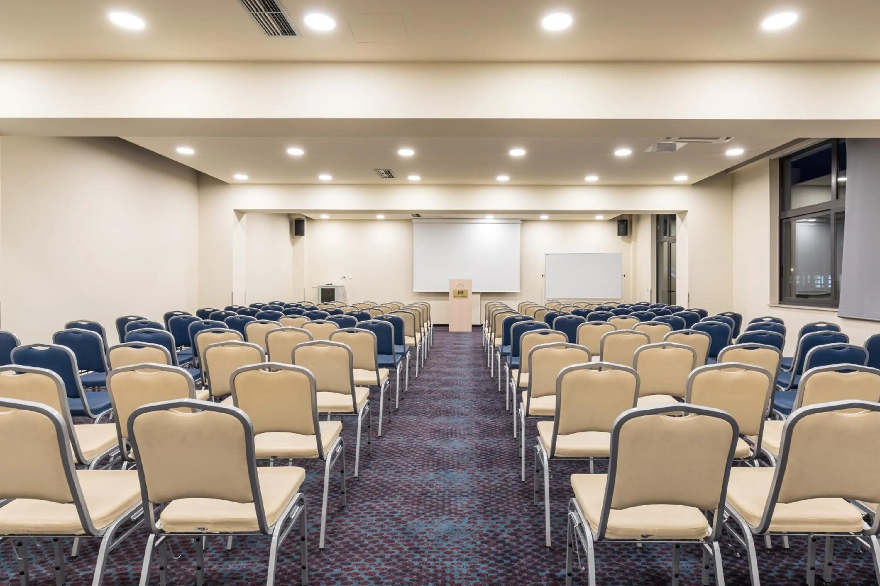 Property building in Hotel Mondo