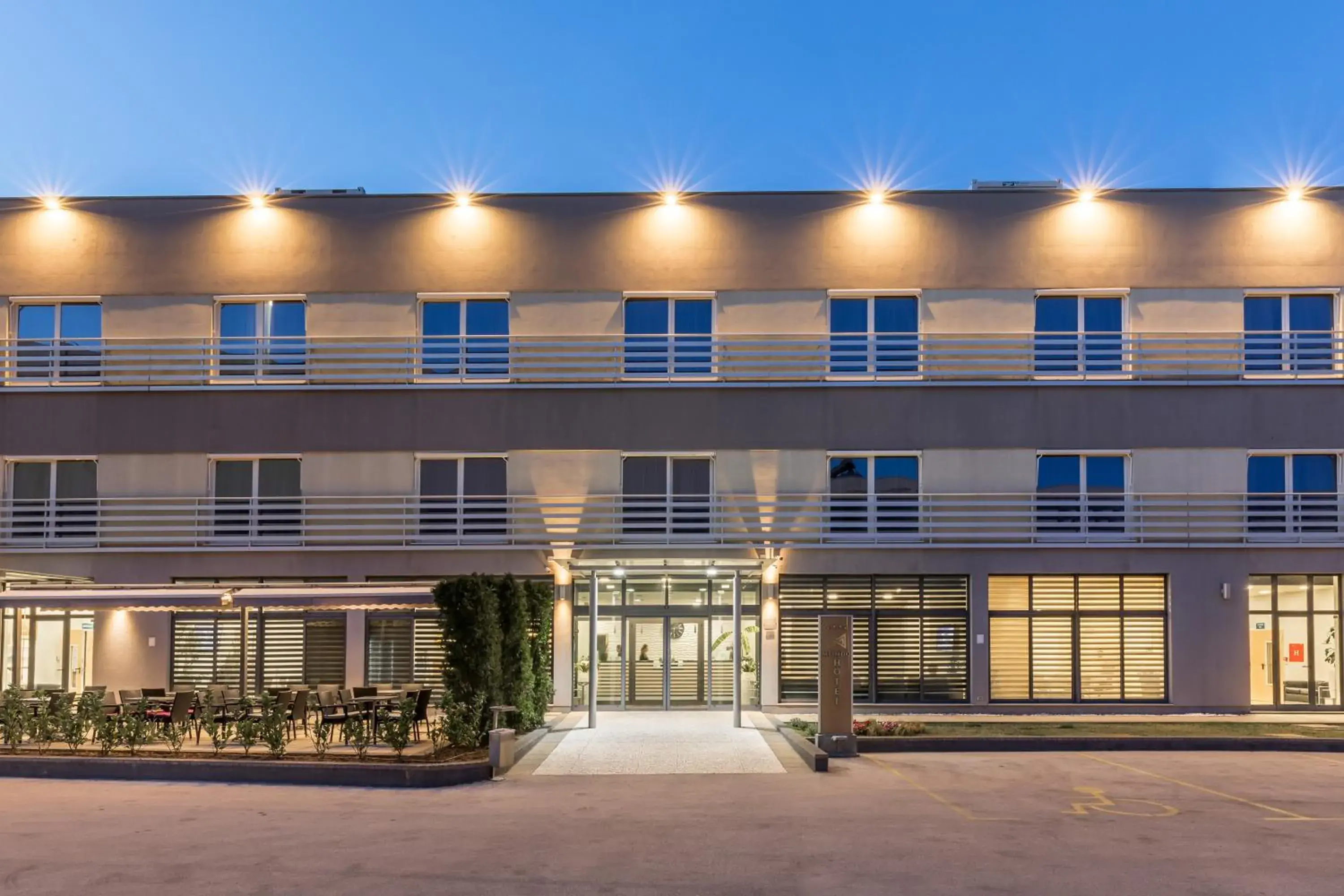 Property building in Hotel Mondo Property building in Hotel Mondo