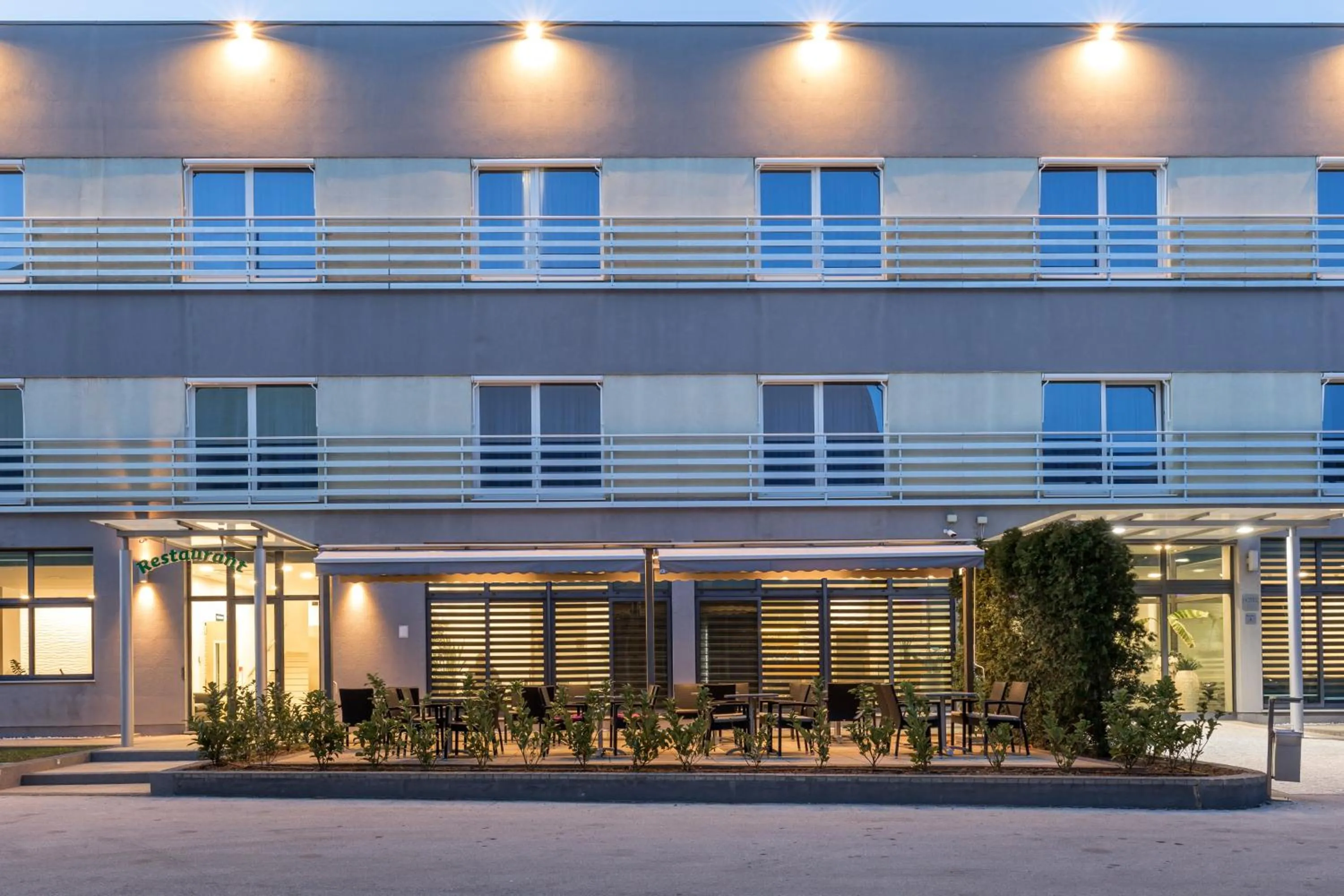 Property building in Hotel Mondo