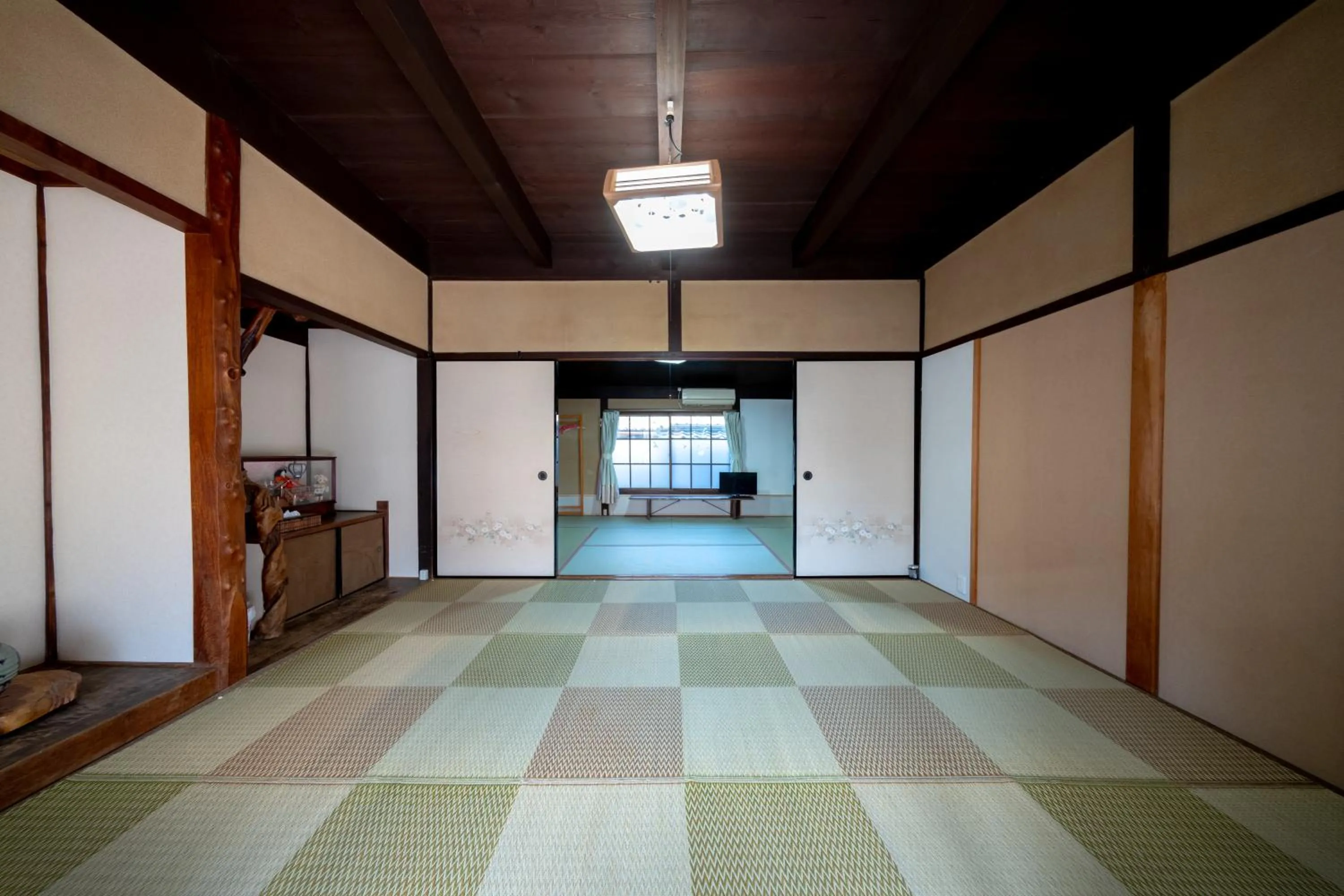 Japanese-Style Family Room with Shared Bathroom in Oyajino Umi