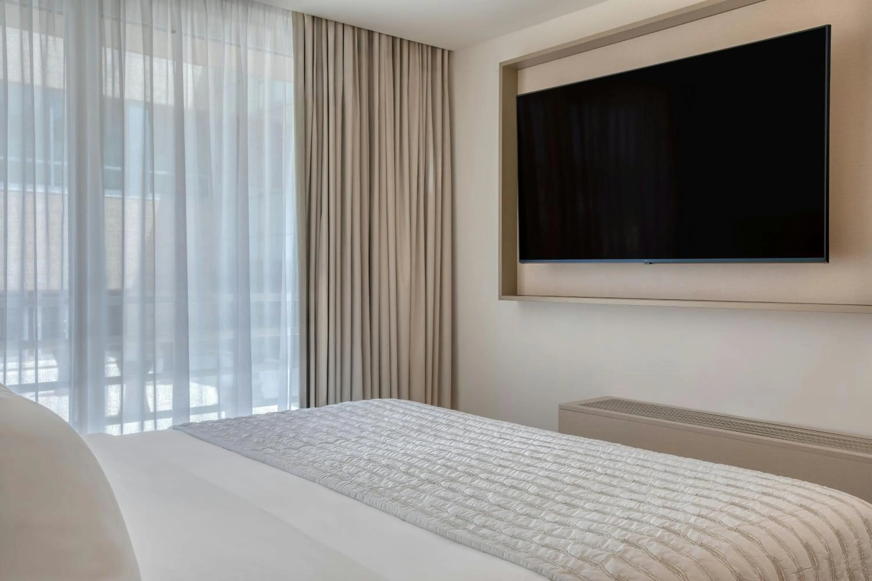 Bedroom, Bed in Le Meridien Lav Split