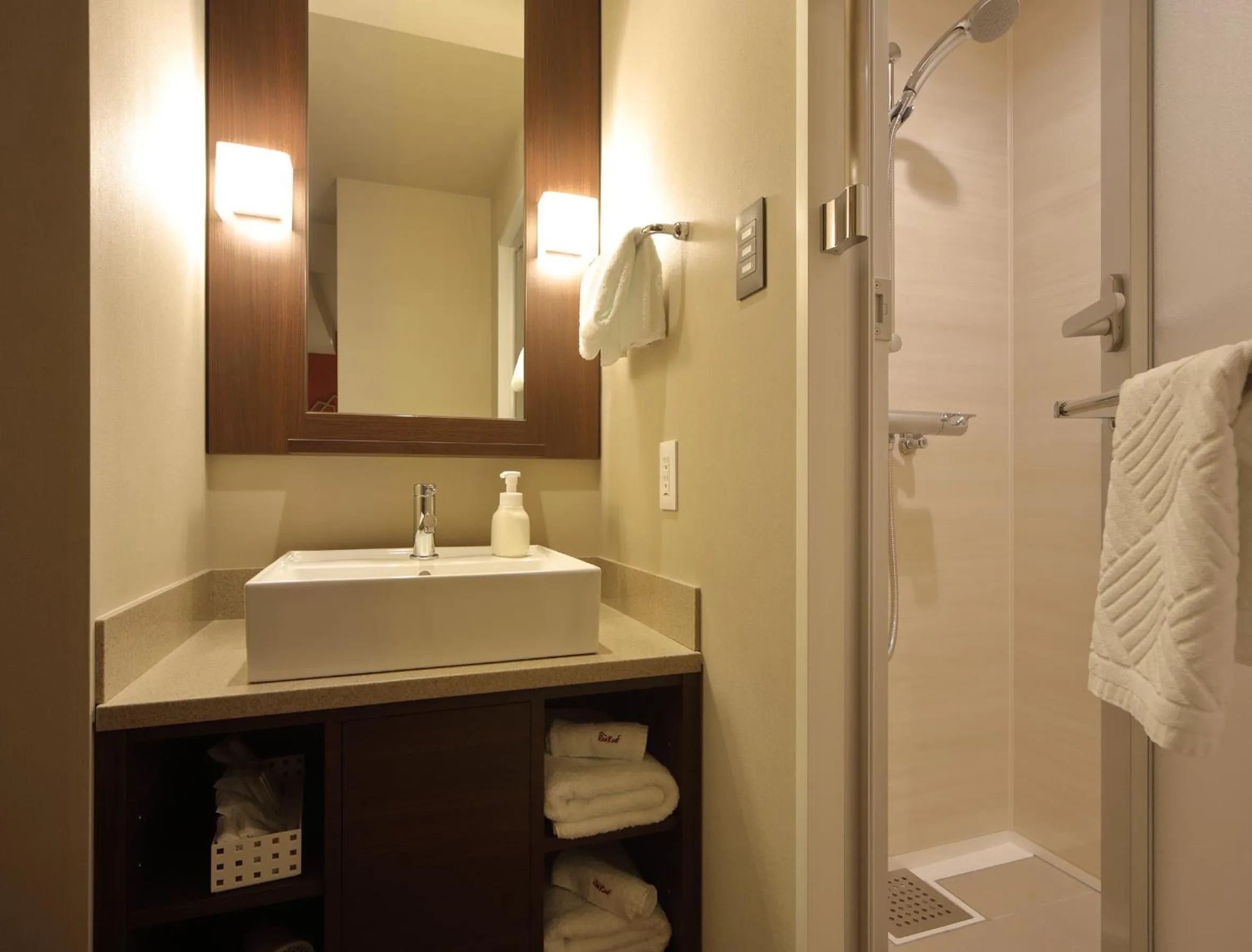 Shower in Red Roof Inn Kamata / Haneda Tokyo