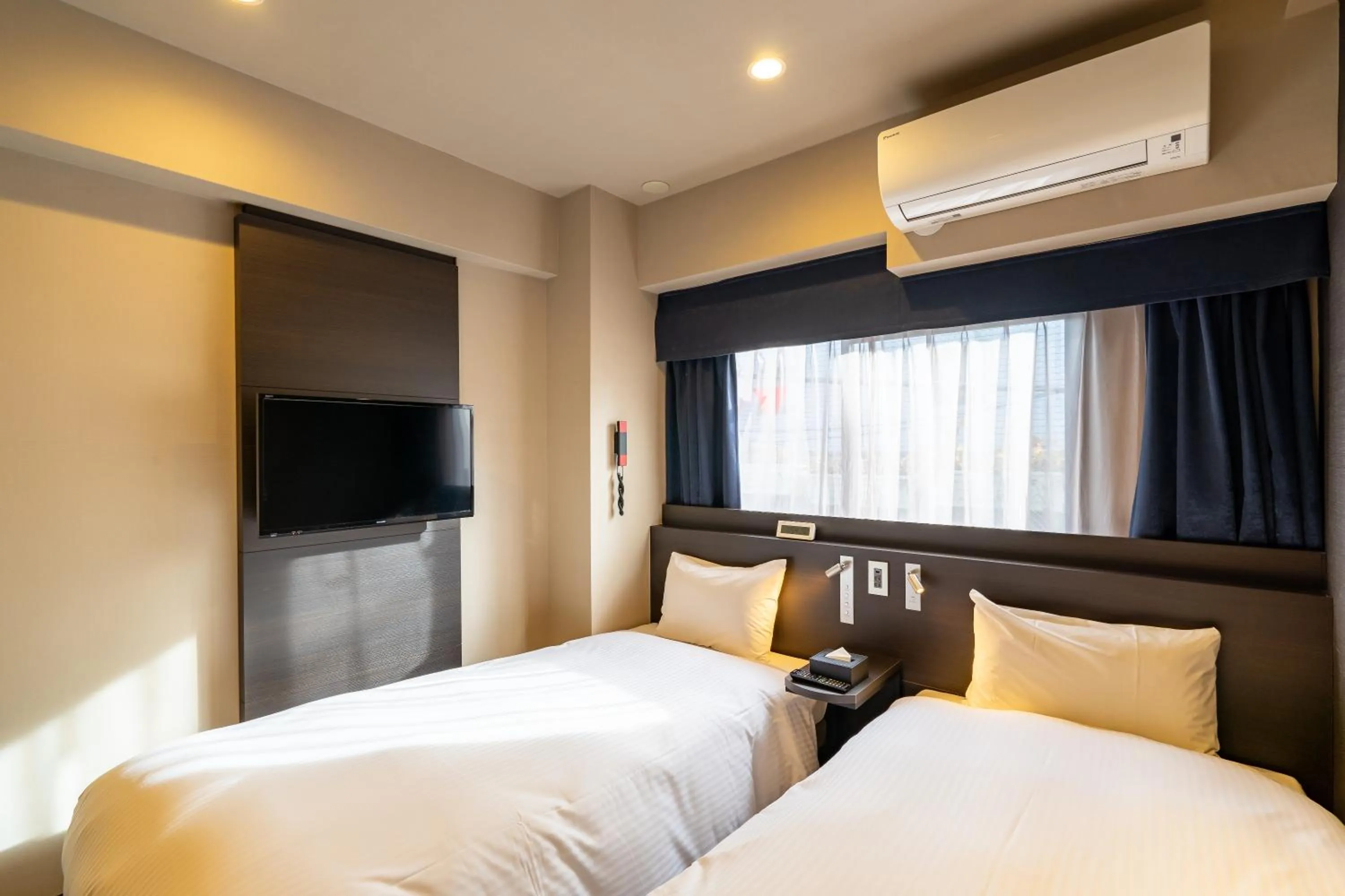 Bed in Red Roof Inn Kamata / Haneda Tokyo