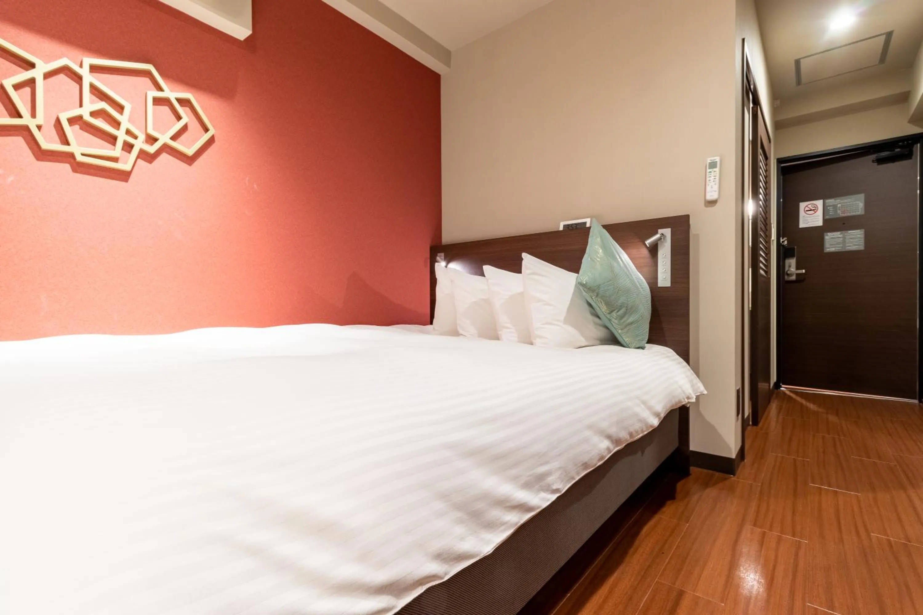 Bed in Red Roof Inn Kamata / Haneda Tokyo