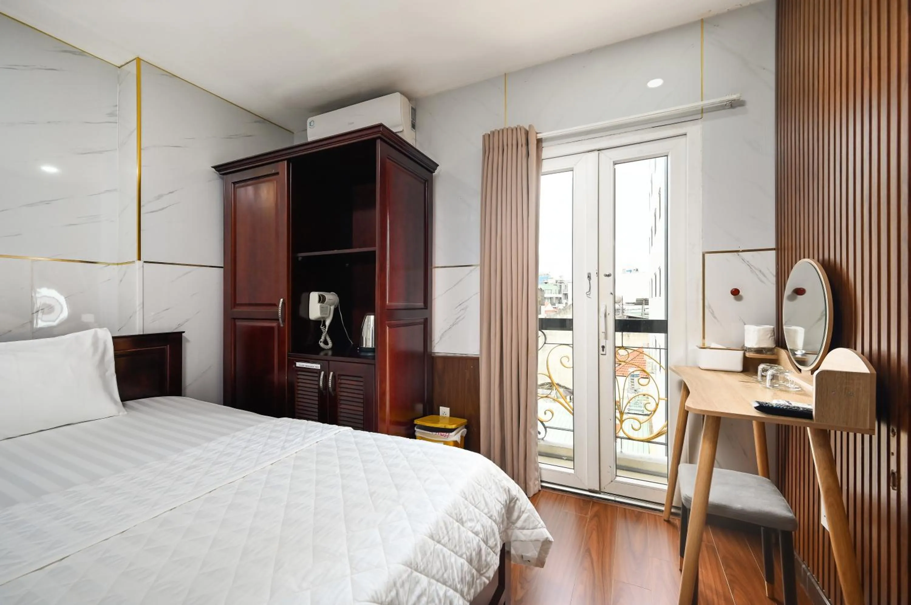 Bedroom, Bed in Gia Hoa Airport Hotel