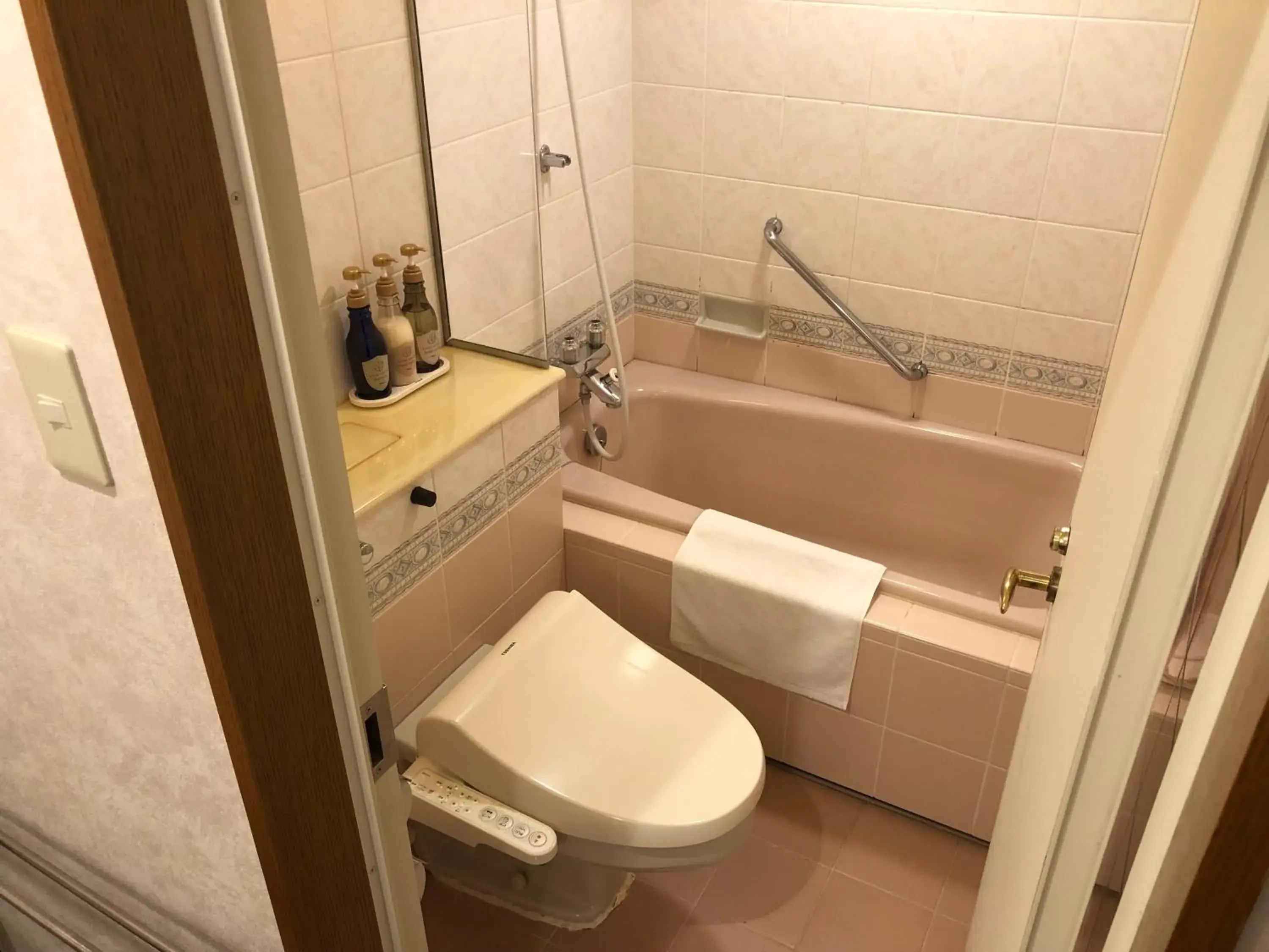 Deluxe Twin Room with Separate Bathroom - Non-Smoking in Ooedo Onsen Monogatari Premium Saikaibashi Deluxe Twin Room with Separate Bathroom - Non-Smoking in Ooedo Onsen Monogatari Premium Saikaibashi