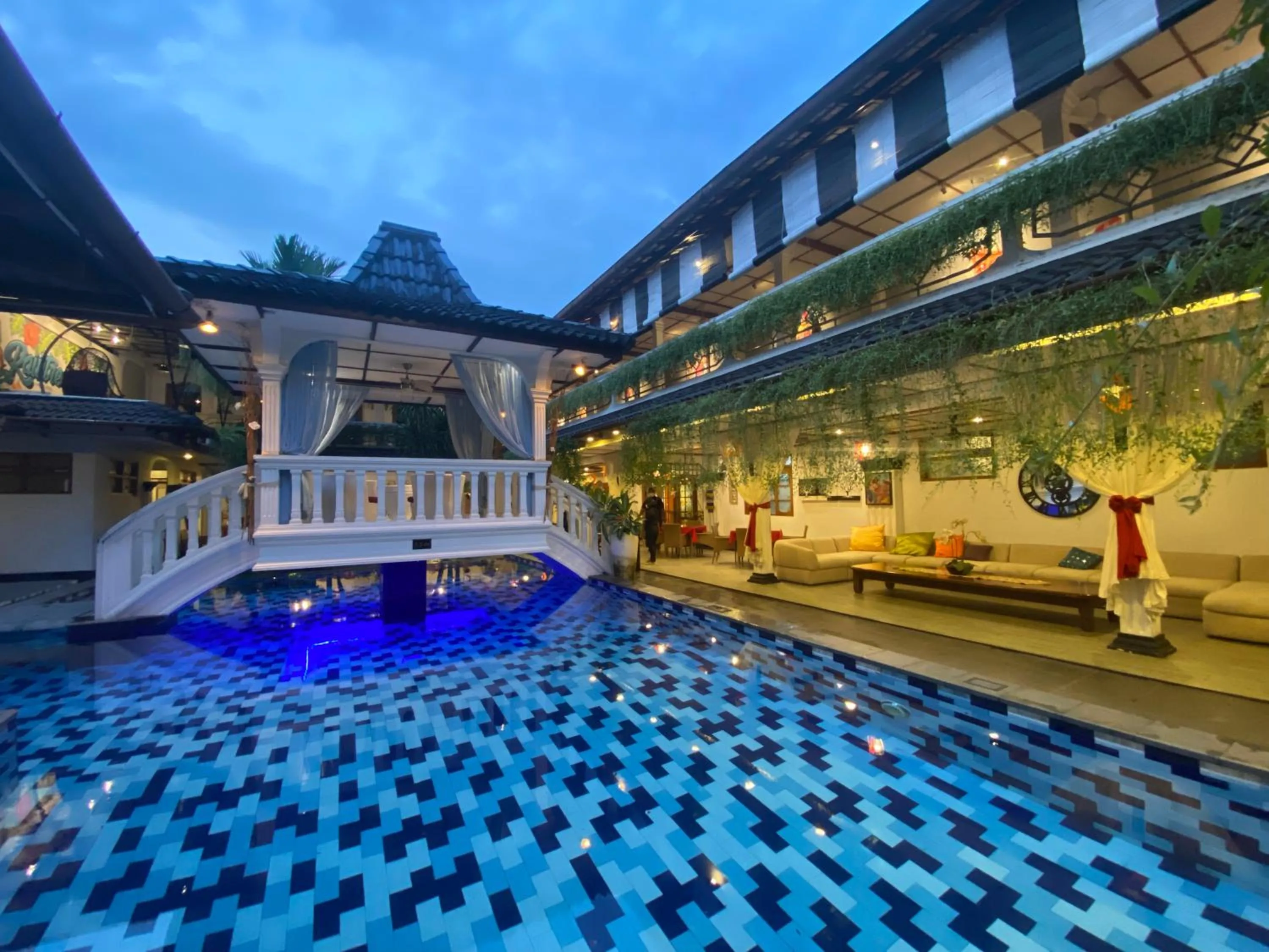 Swimming pool in Raintree Boutique Villa & Gallery