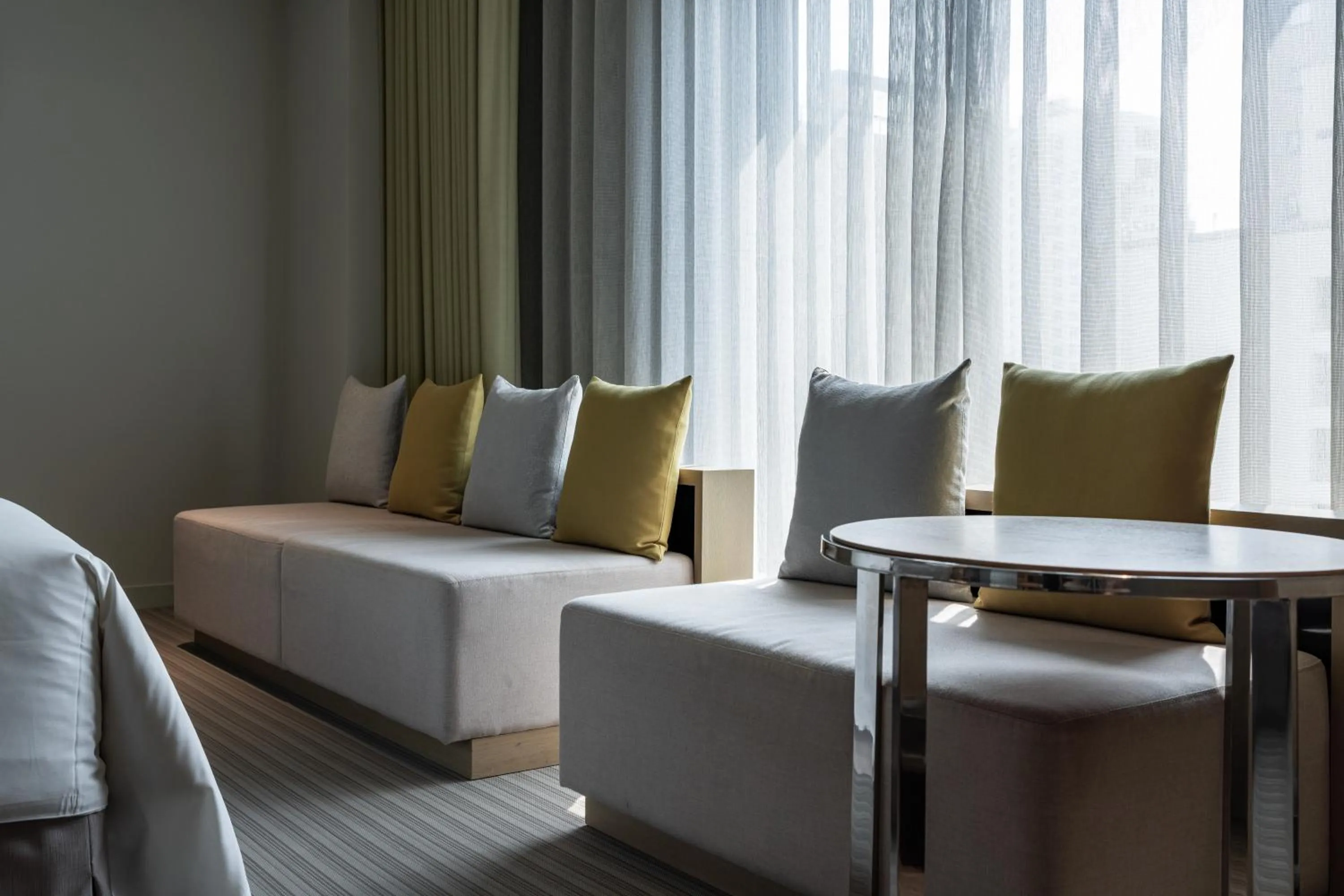 Seating area, Bed in Greet Inn