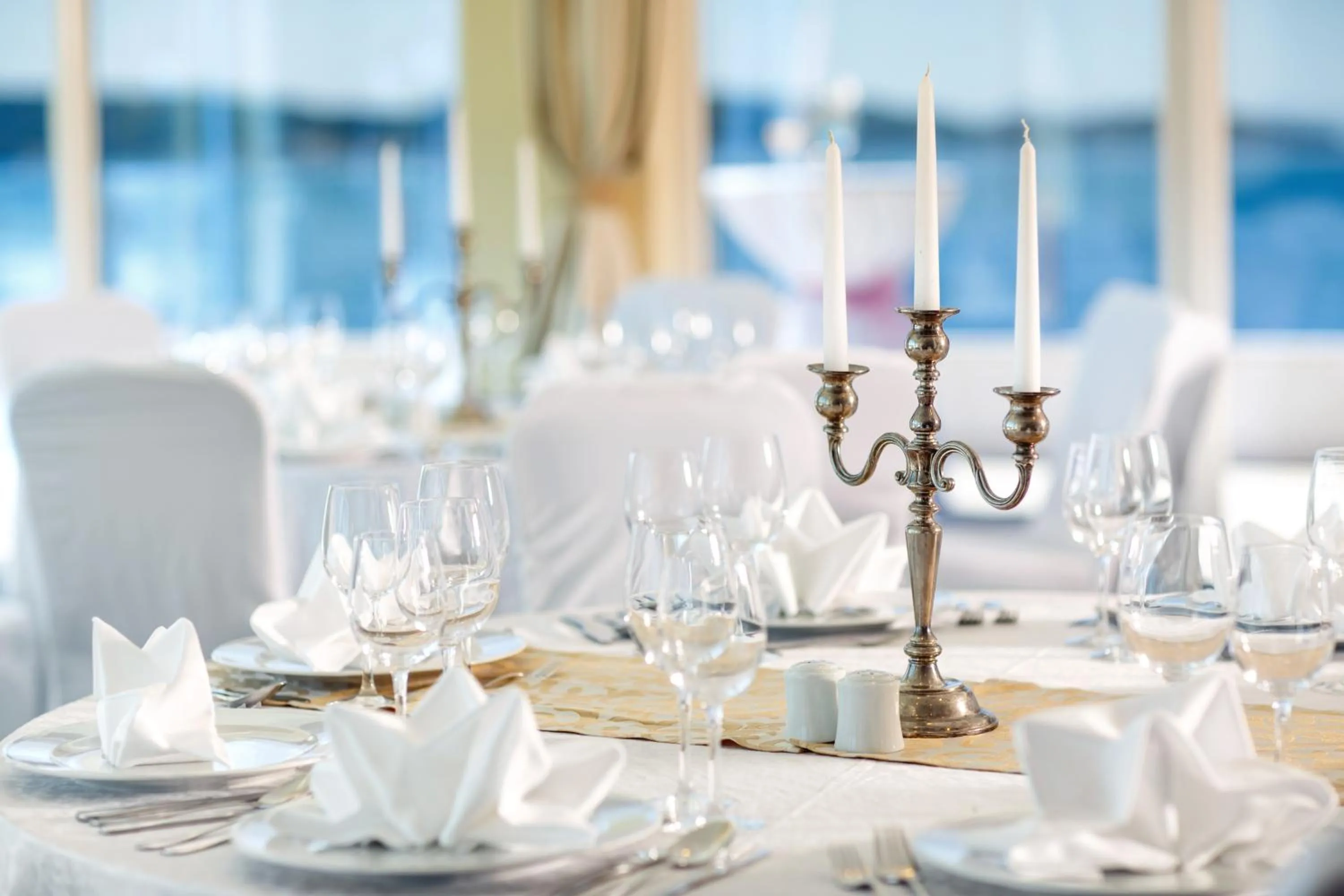 Restaurant/places to eat in Royal Ariston Hotel