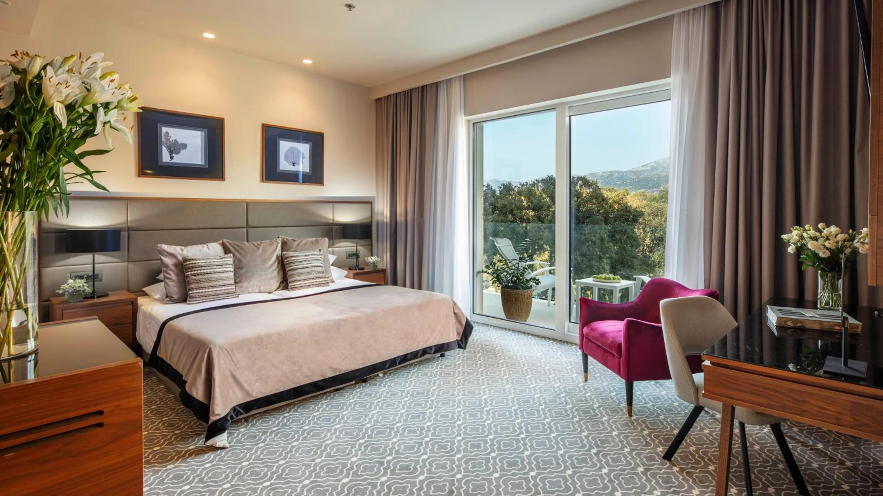 Bedroom, Bed in Royal Ariston Hotel