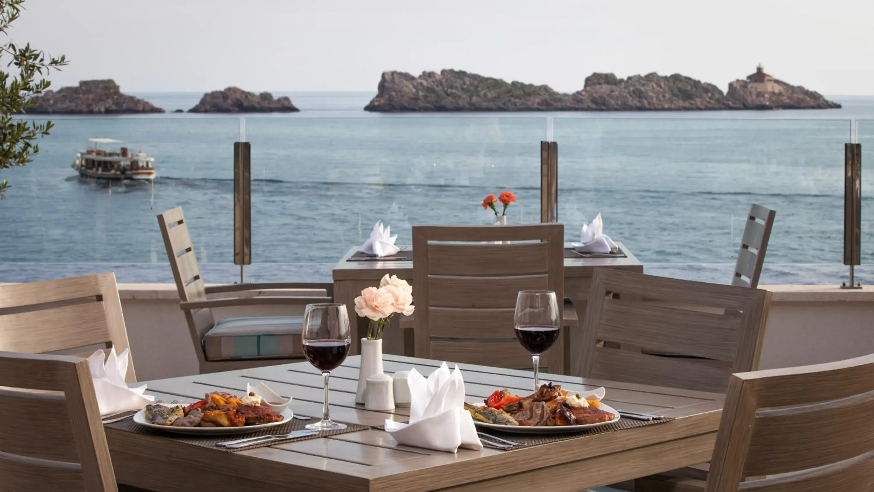 Restaurant/places to eat in Royal Ariston Hotel Restaurant/places to eat in Royal Ariston Hotel