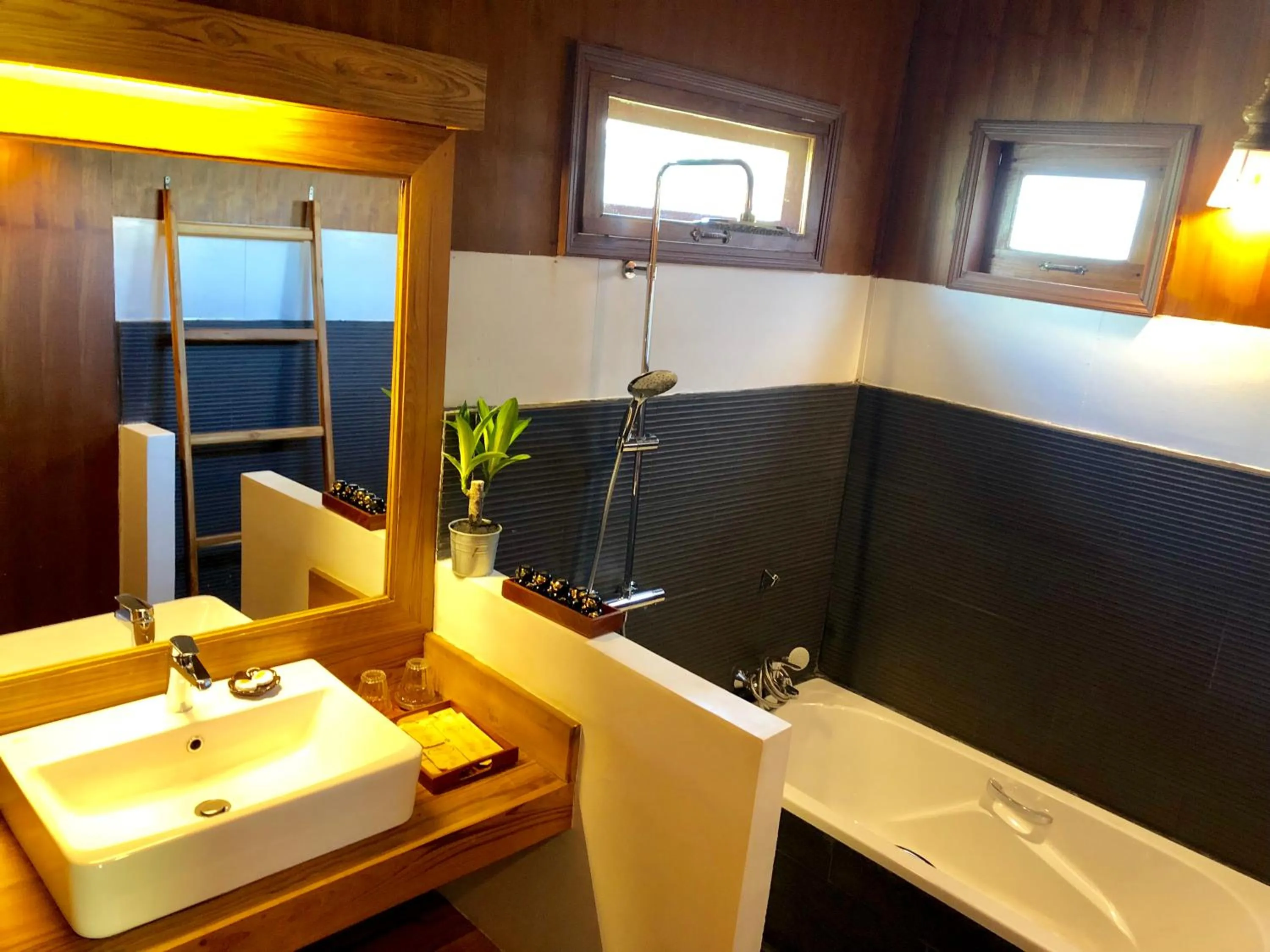 Bathroom in Inle Cottage Boutique Hotel