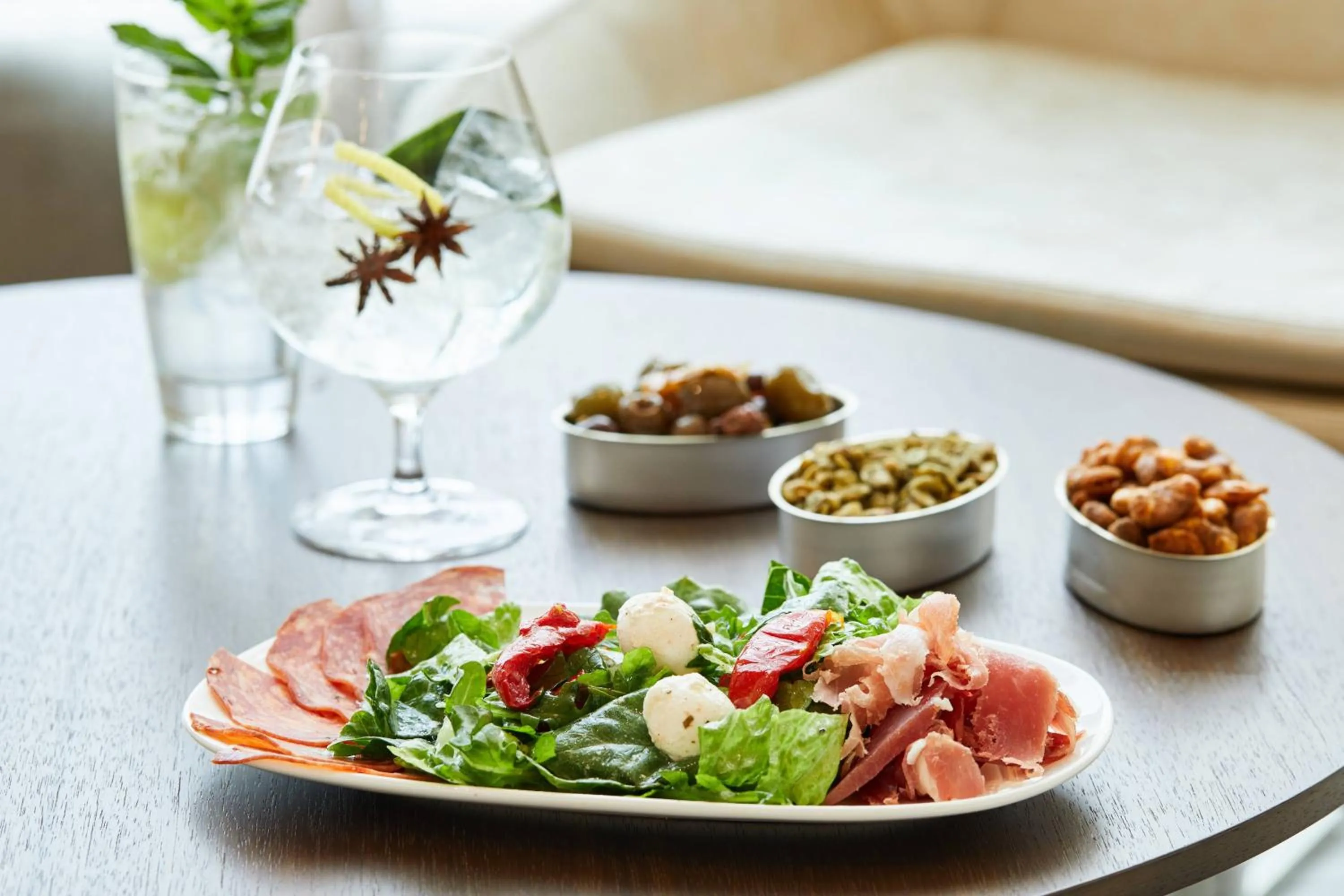 Lounge or bar in AC Hotel by Marriott Bloomington Mall of America