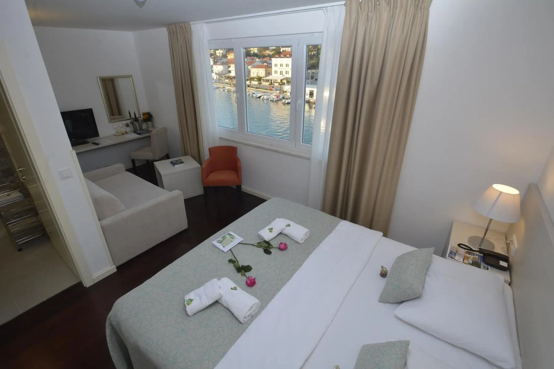 Sea view, Bed in Hotel Borovnik