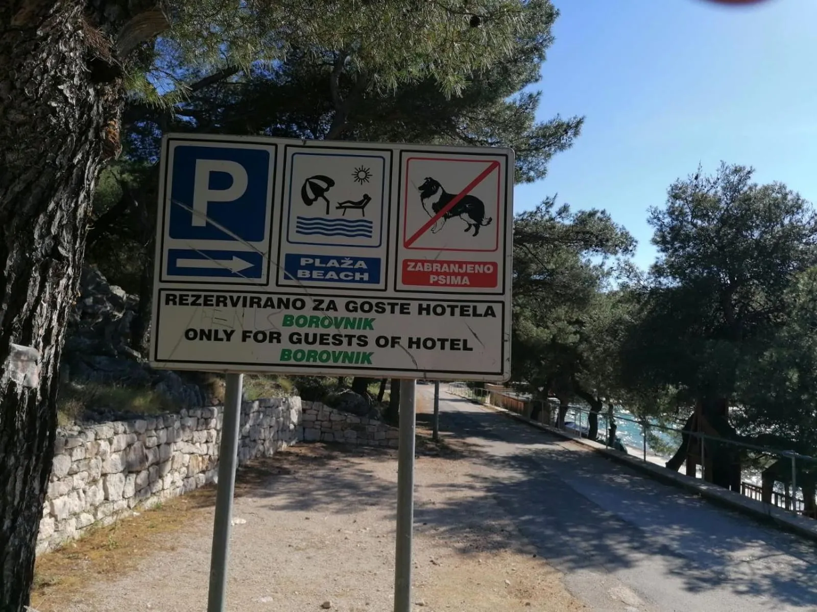 Text overlay in Hotel Borovnik