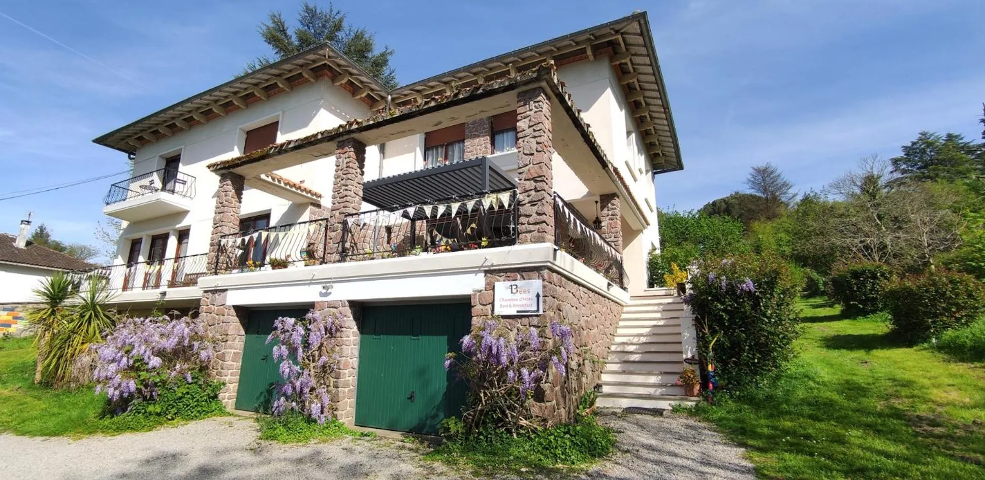 Property building in 13 Bees