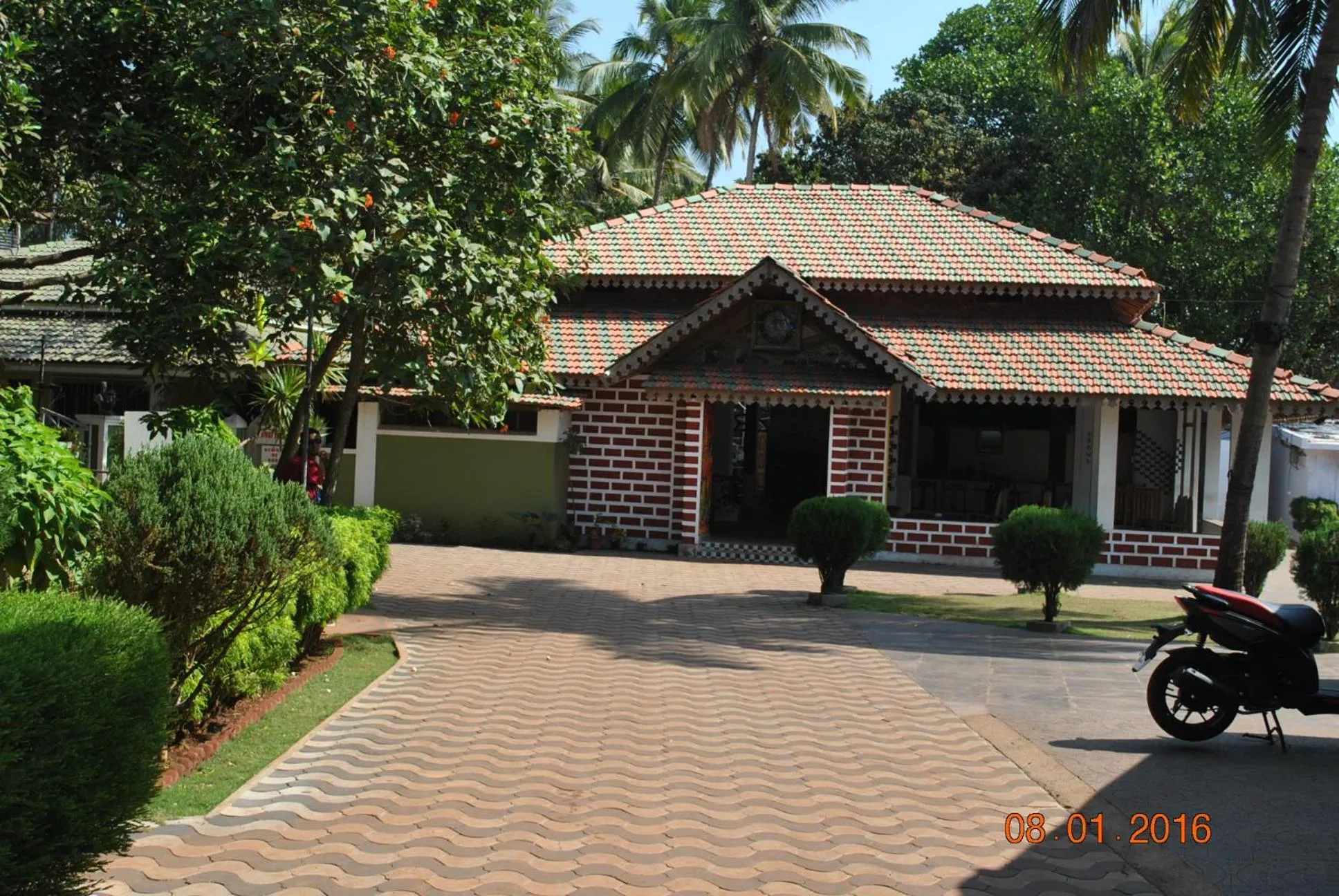 Facade/entrance in Hill Top Goa Lodge