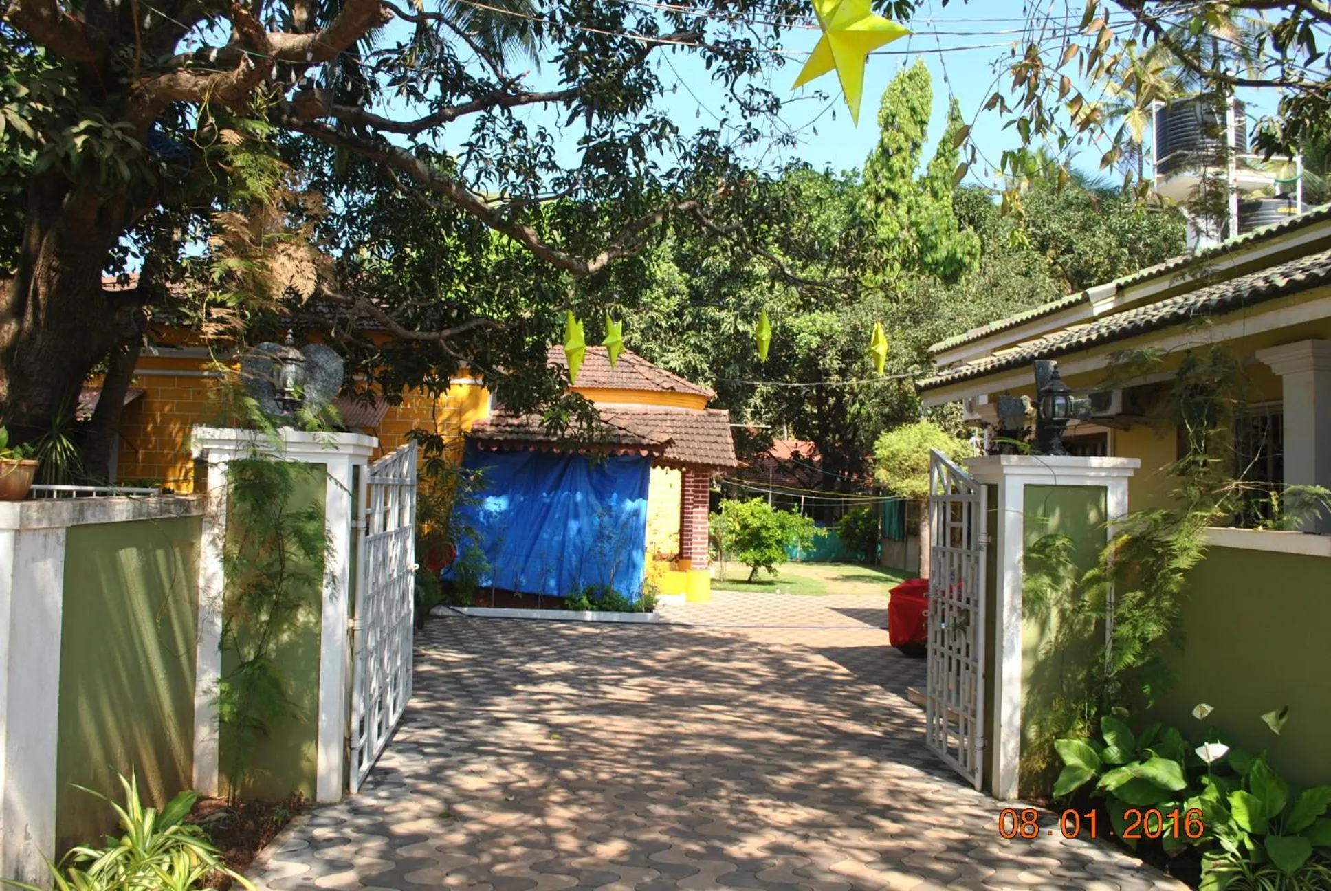 Facade/entrance in Hill Top Goa Lodge