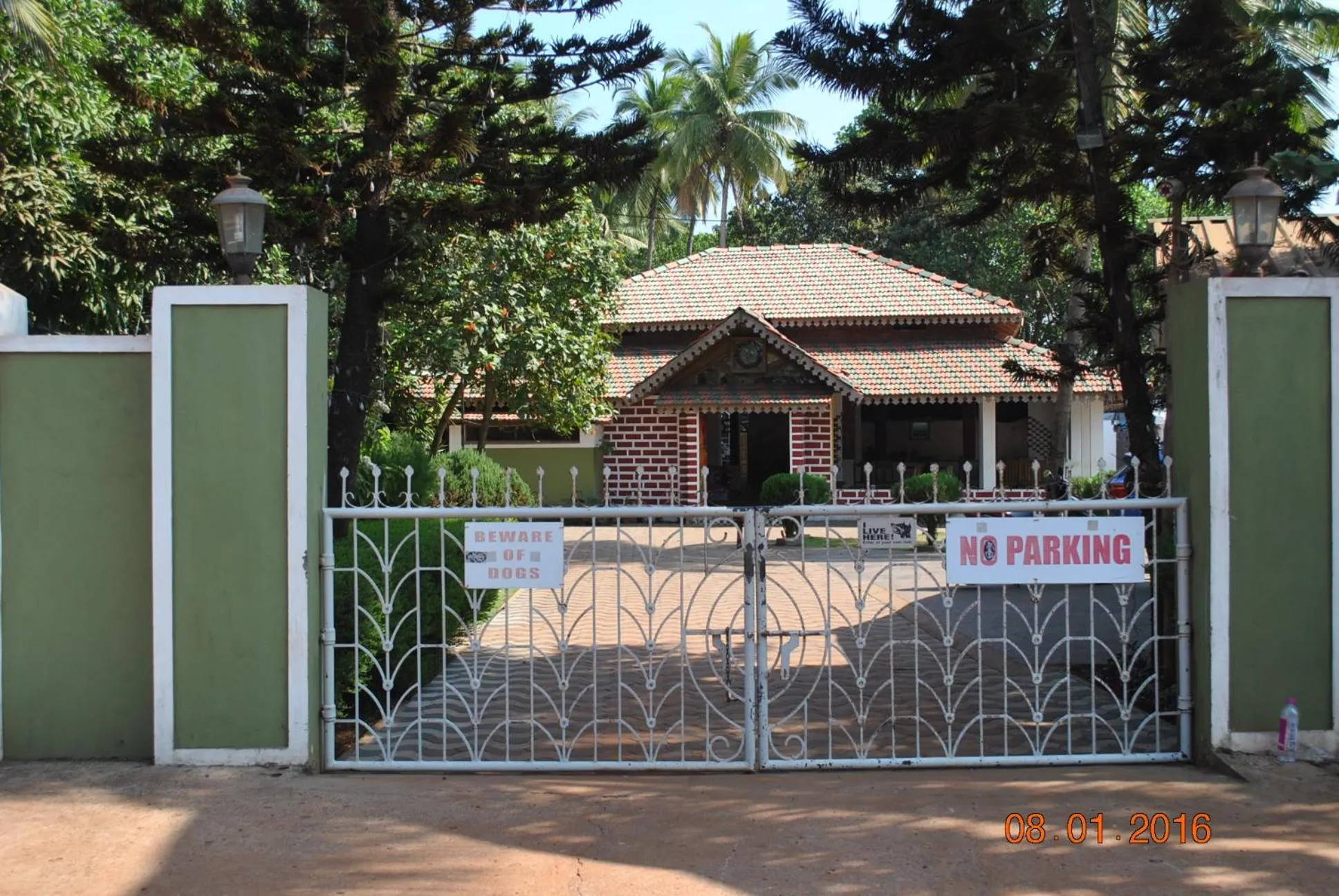 Facade/entrance in Hill Top Goa Lodge