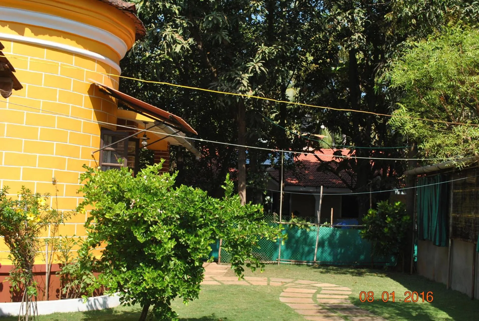 Facade/entrance in Hill Top Goa Lodge