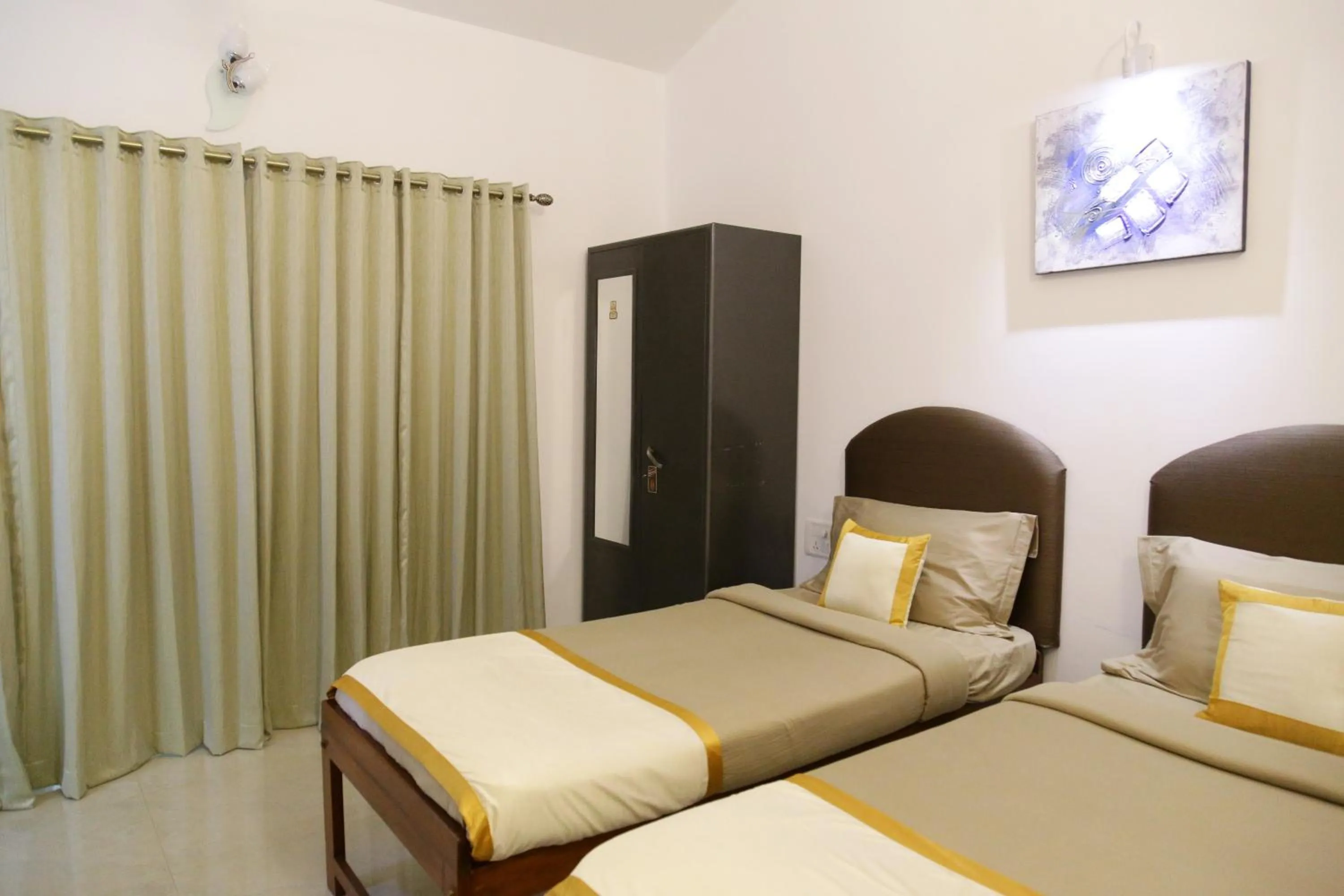 Bed in Hill Top Goa Lodge
