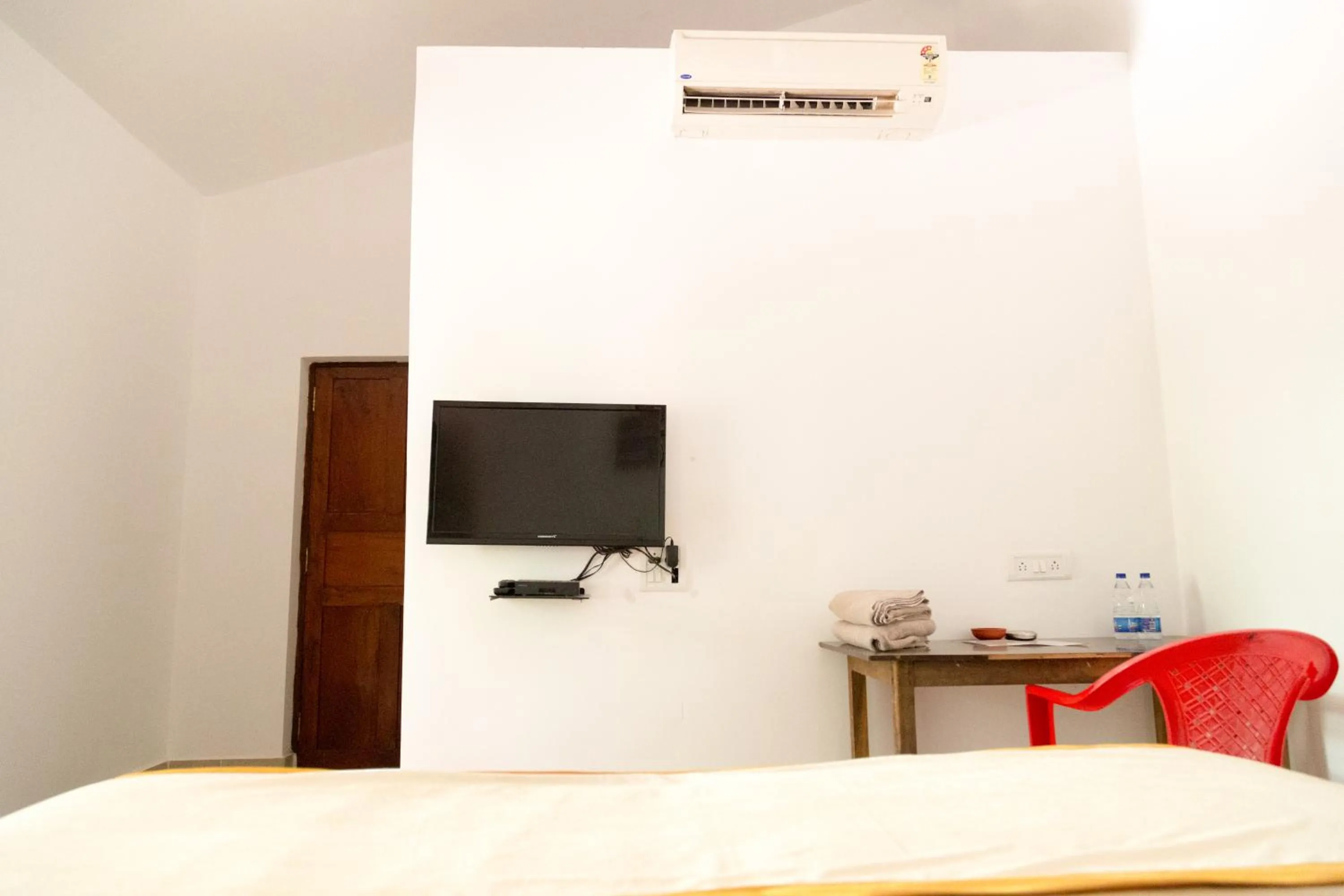 Bedroom, Bed in Hill Top Goa Lodge