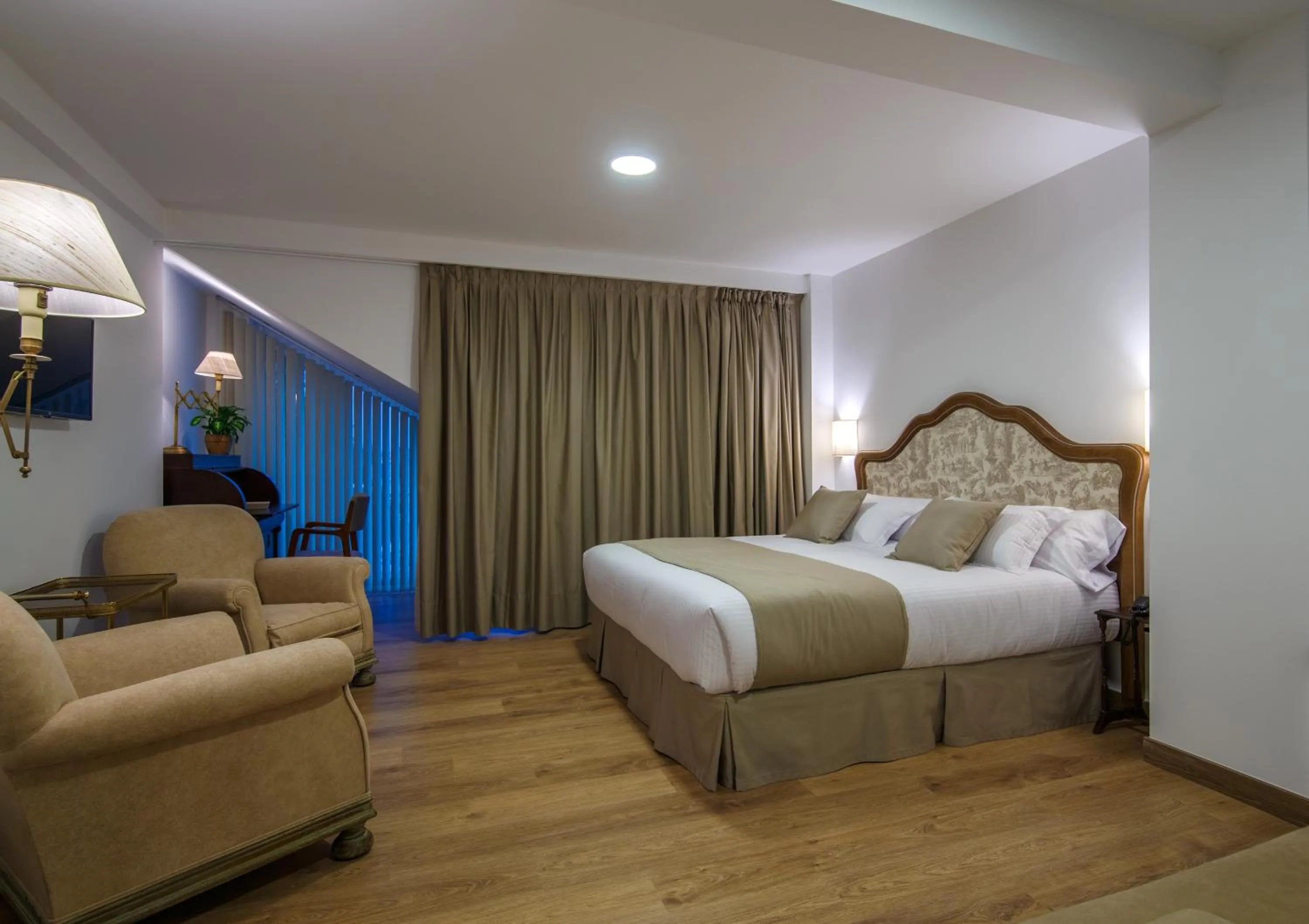 Photo of the whole room, Bed in Suite Home Sardinero