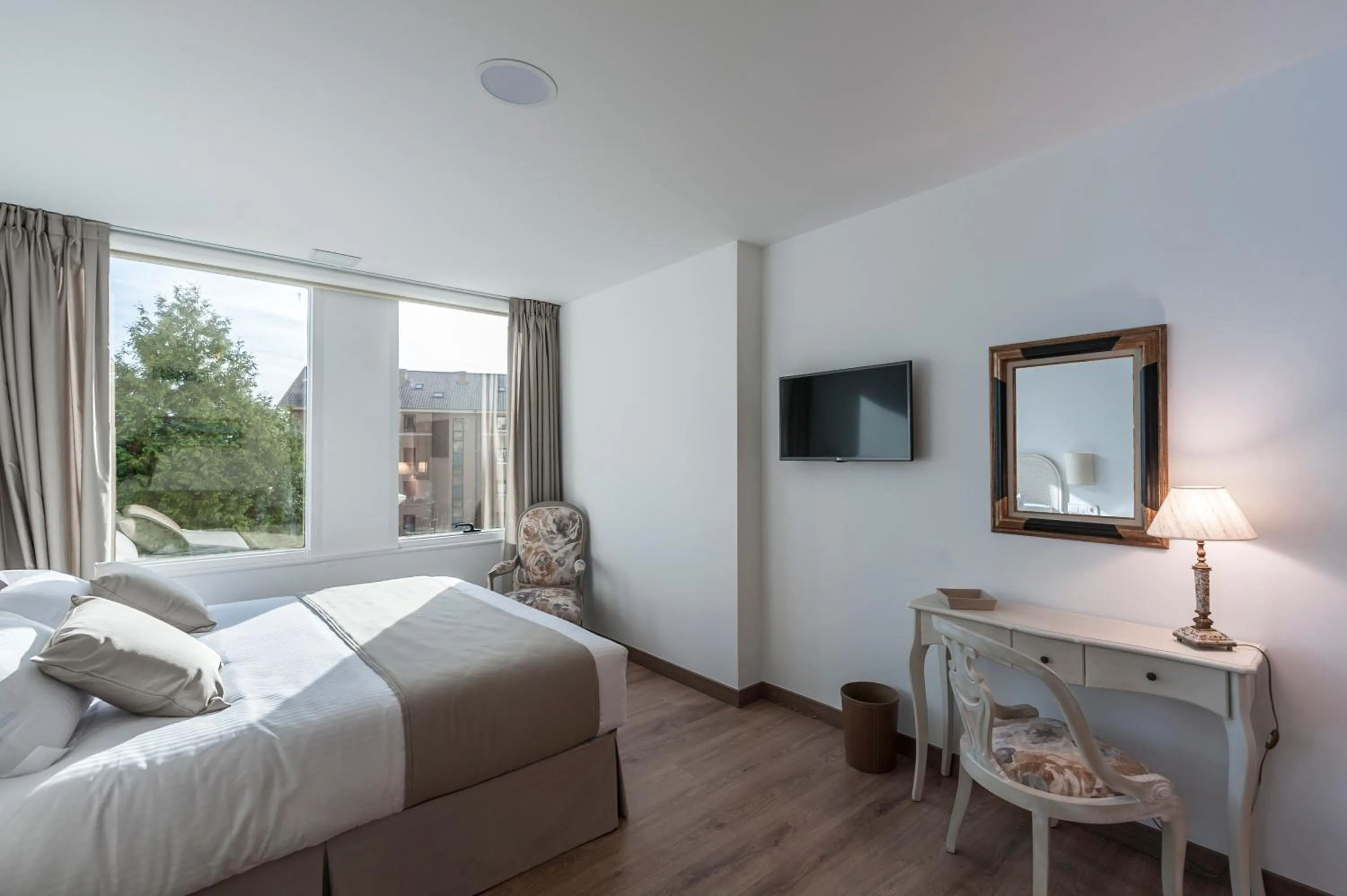 Photo of the whole room, Bed in Suite Home Sardinero