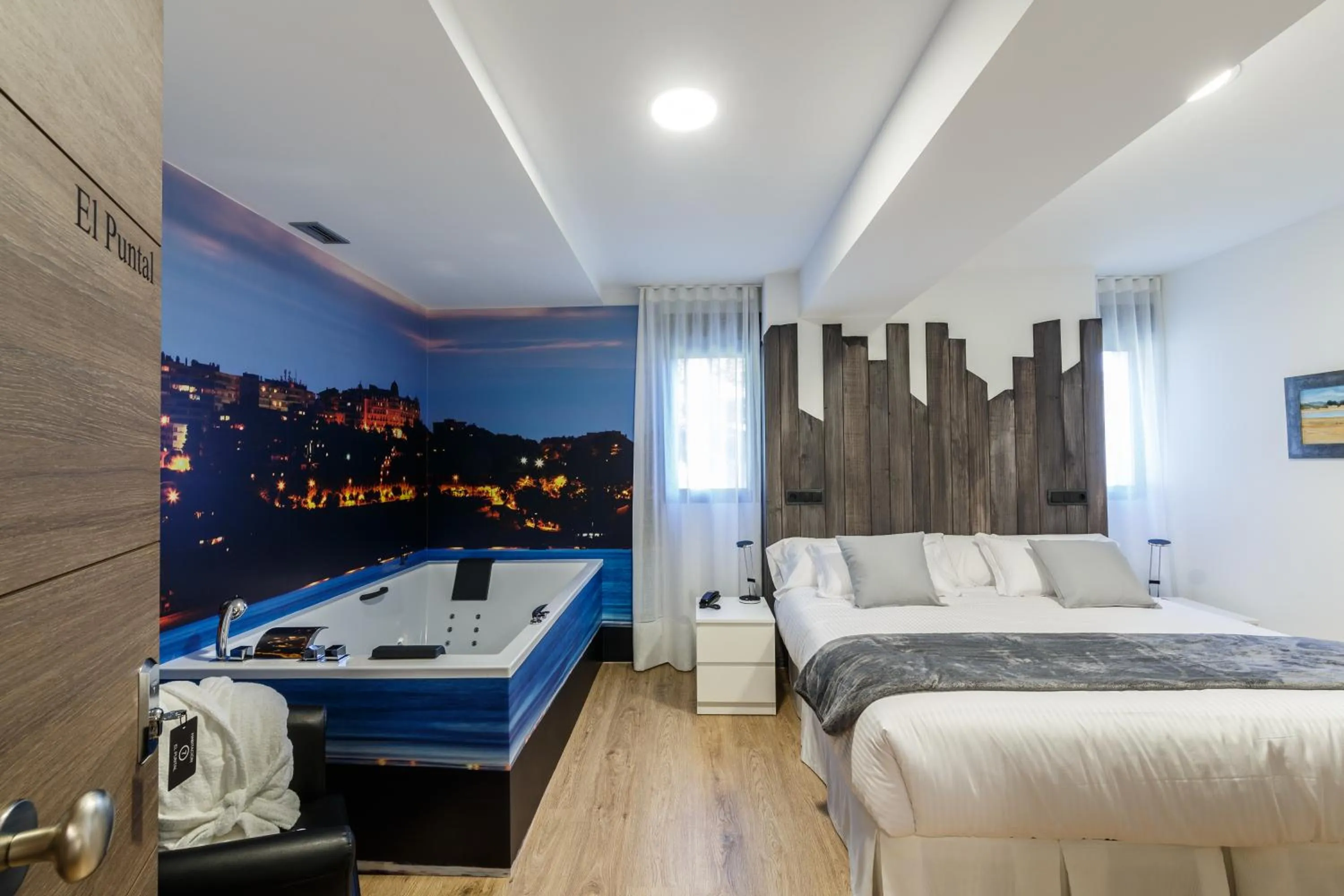 Photo of the whole room, Bed in Suite Home Sardinero