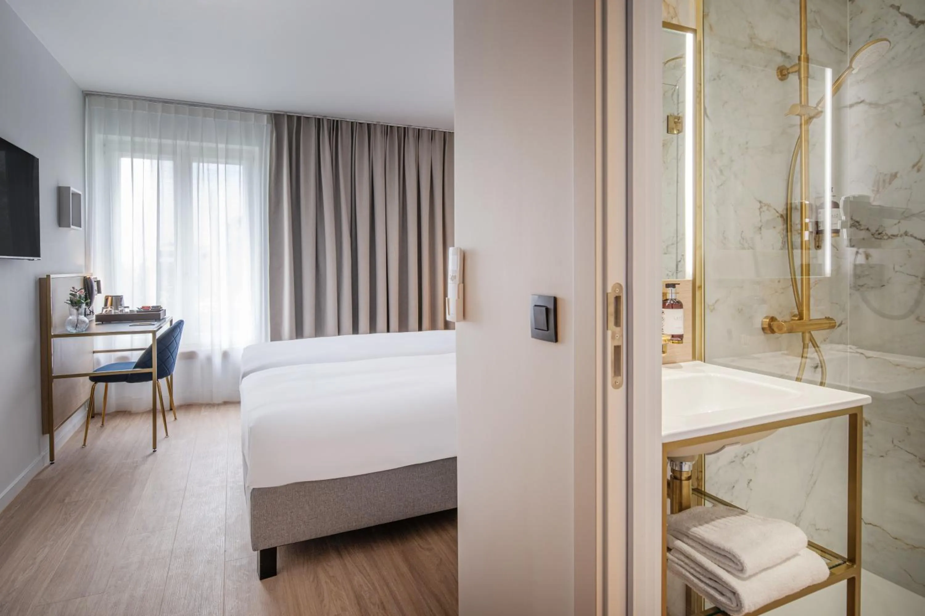 Bathroom, Bed in Jill Hotel Brussels