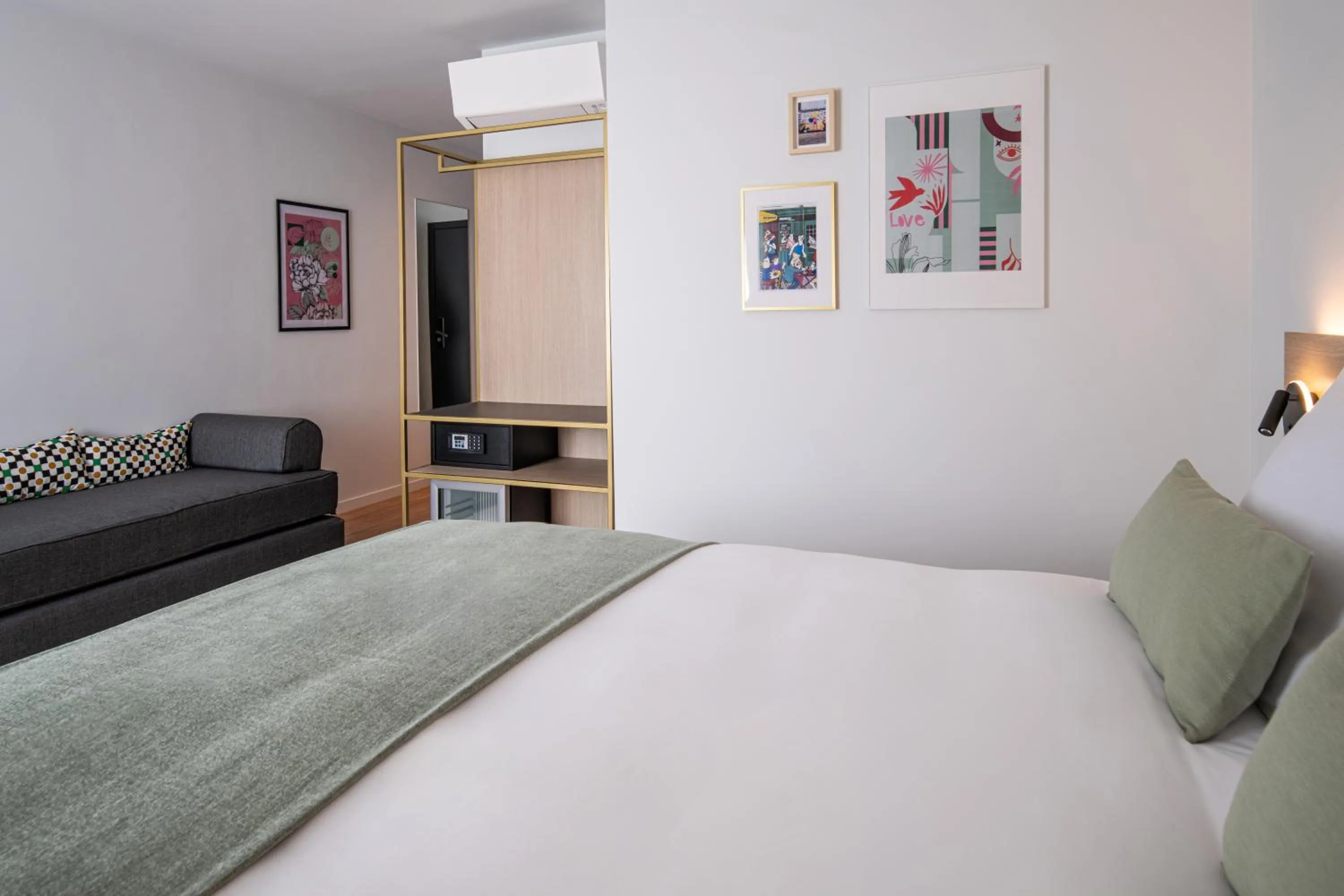 Photo of the whole room, Bed in Jill Hotel Brussels