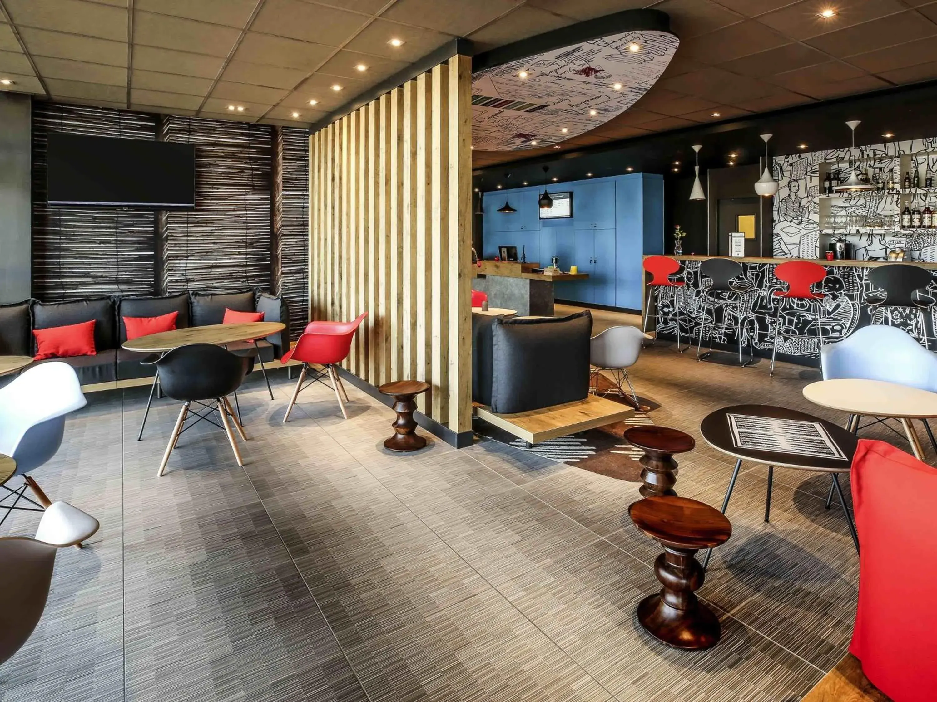 Lounge or bar in Ibis Niort Est Mendes France Lounge or bar in Ibis Niort Est Mendes France