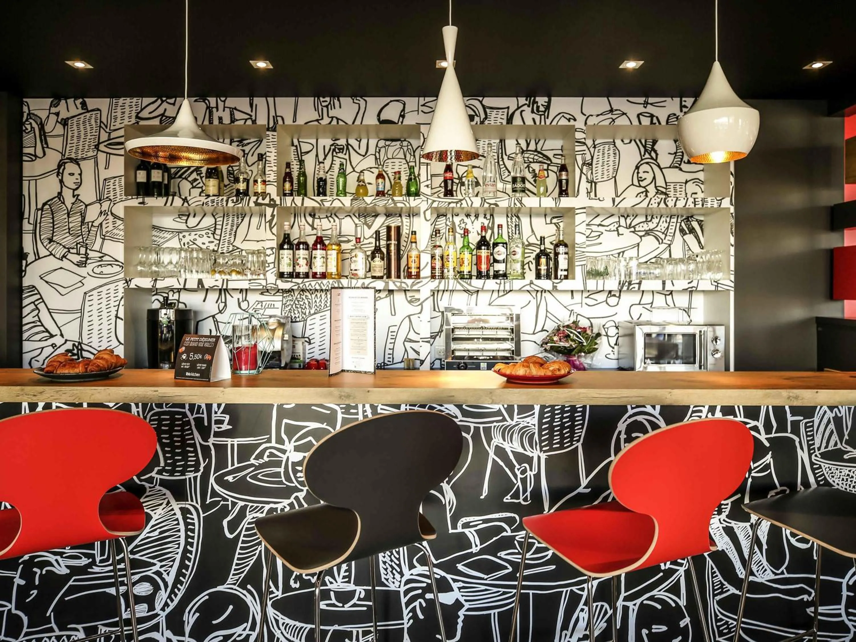 Lounge or bar in Ibis Niort Est Mendes France