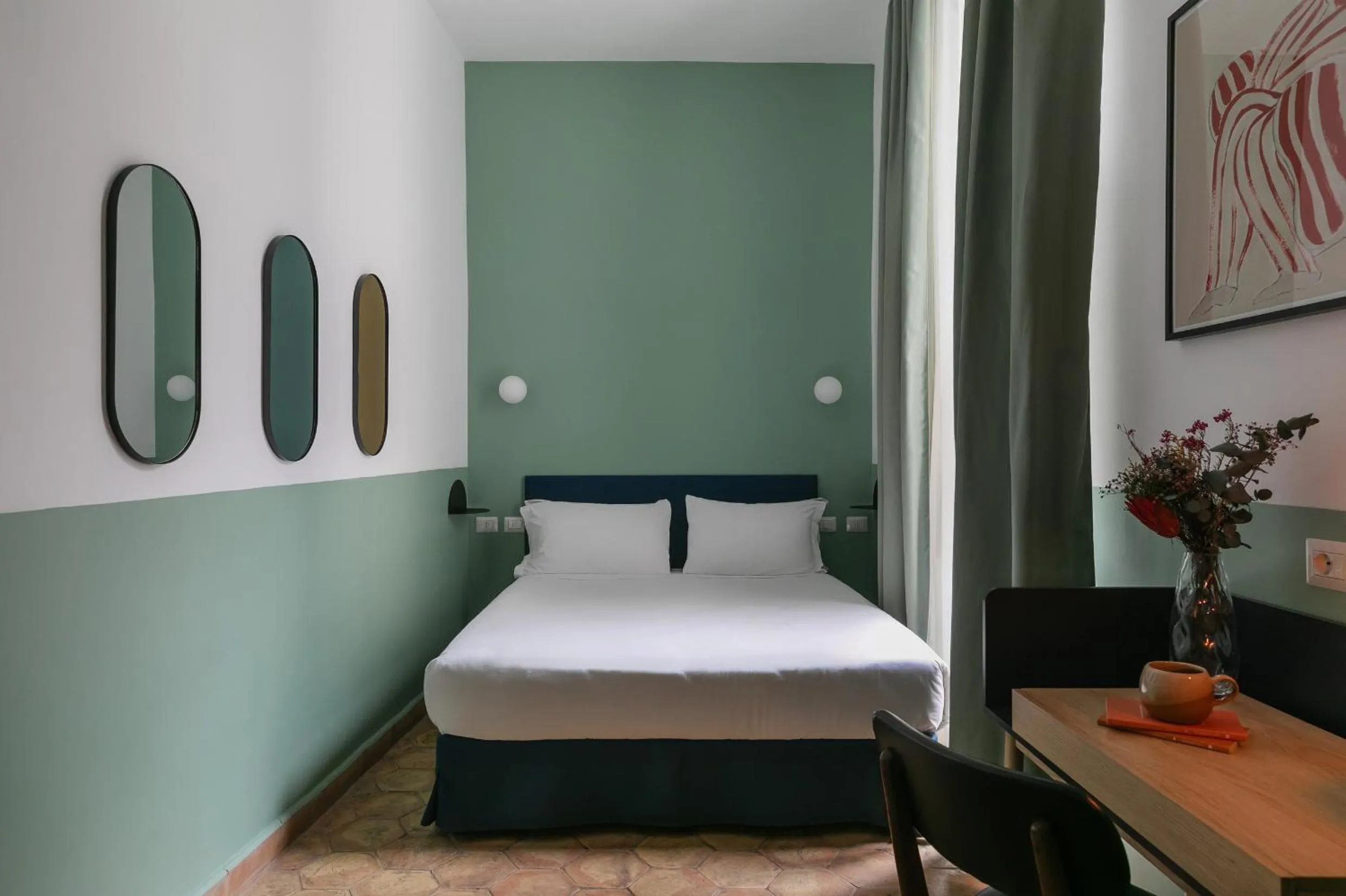 Photo of the whole room, Bed in Passepartout