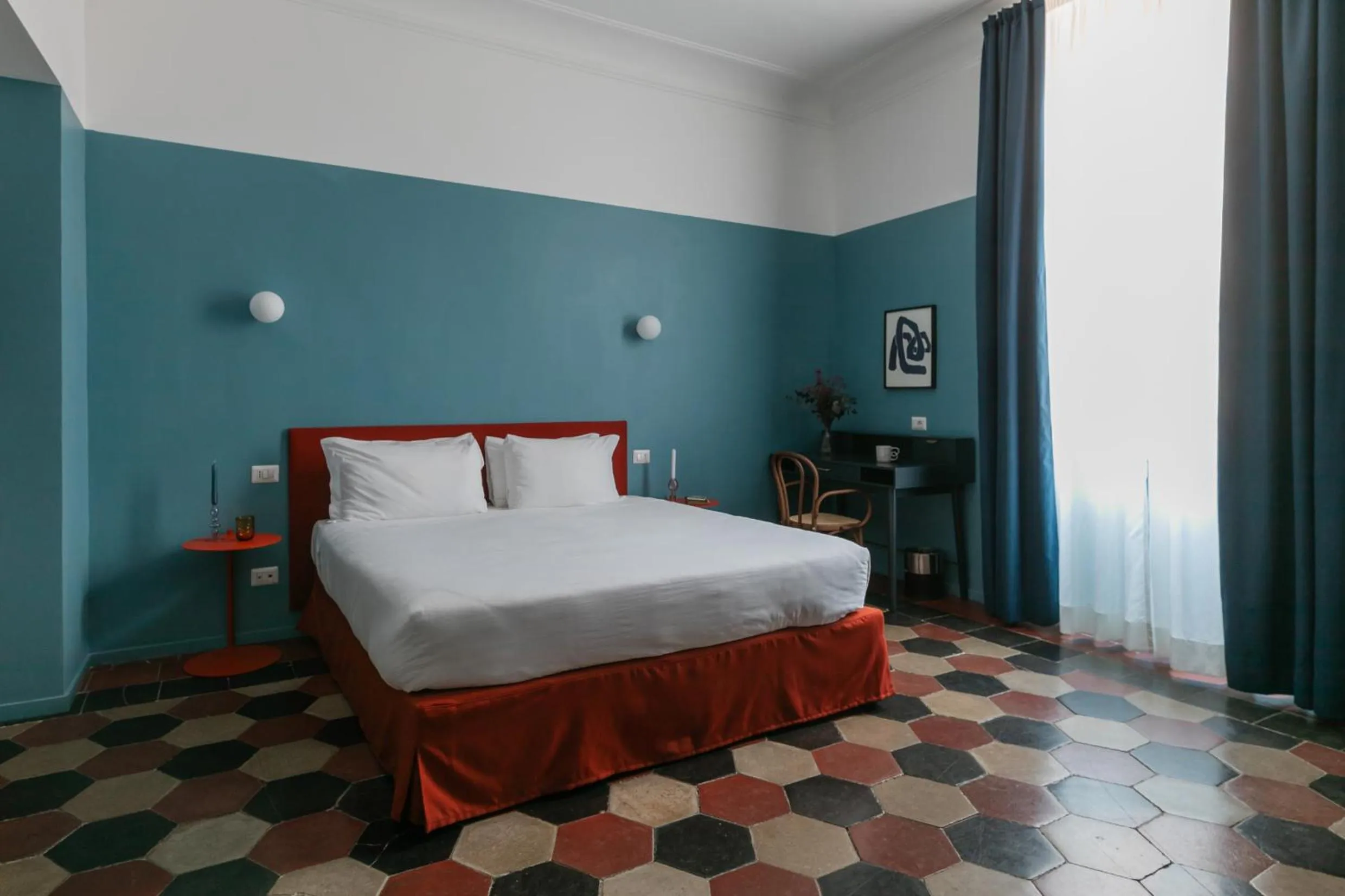 Photo of the whole room, Bed in Passepartout