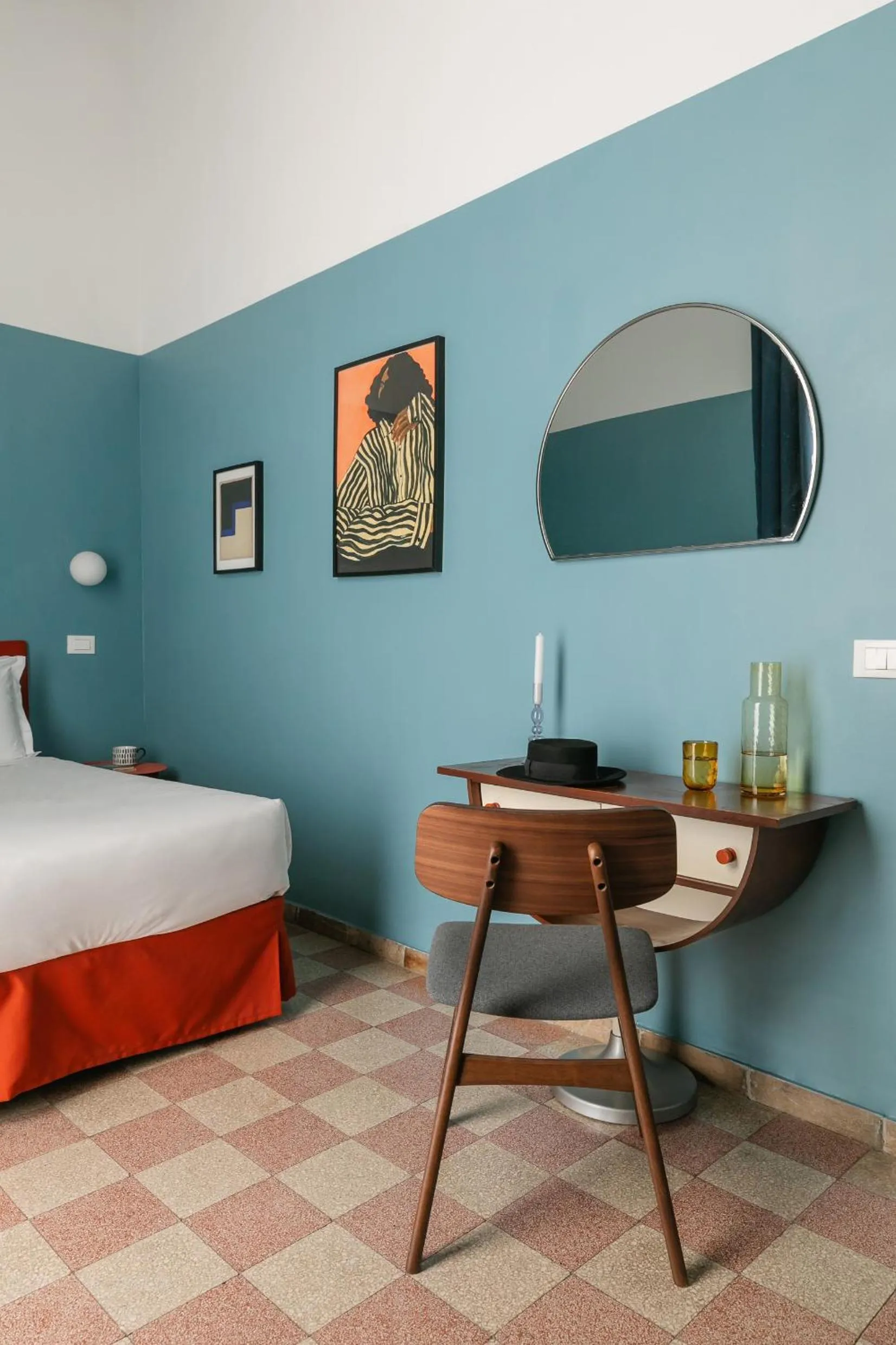 Photo of the whole room, Bed in Passepartout